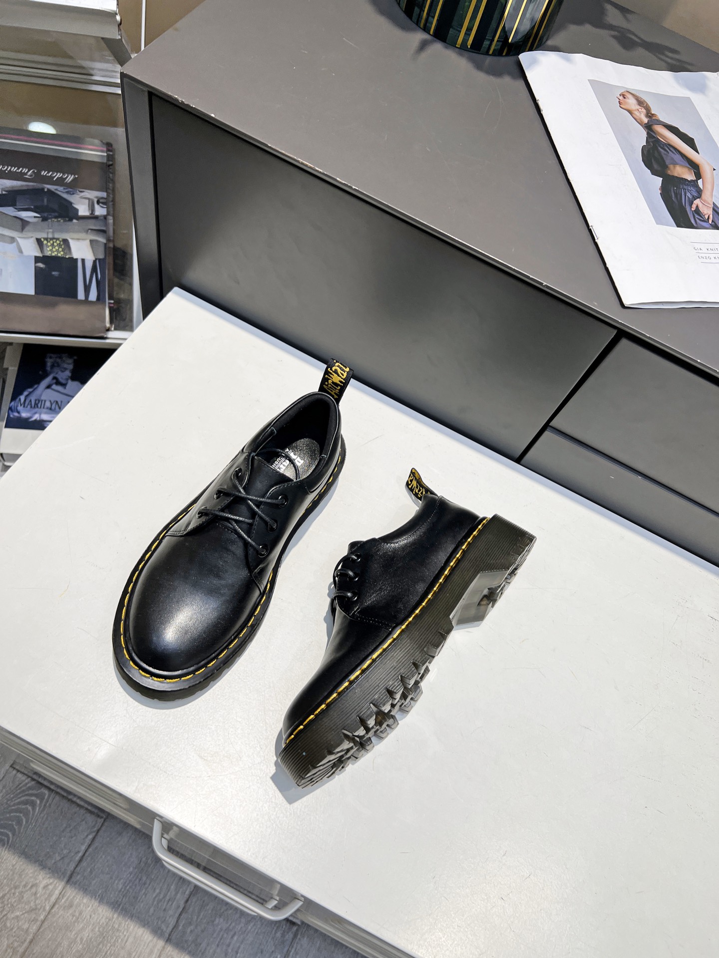 Dr. Martens Women’s 3-Hole Monoshoes: Classic, Stylish, Comfortable. - 图片 5