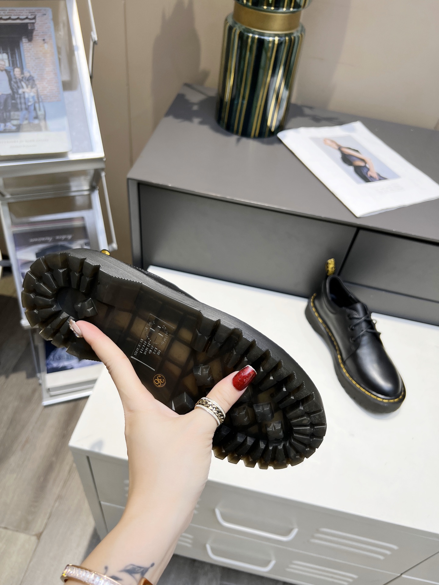 Dr. Martens Women’s 3-Hole Monoshoes: Classic, Stylish, Comfortable. - 图片 9