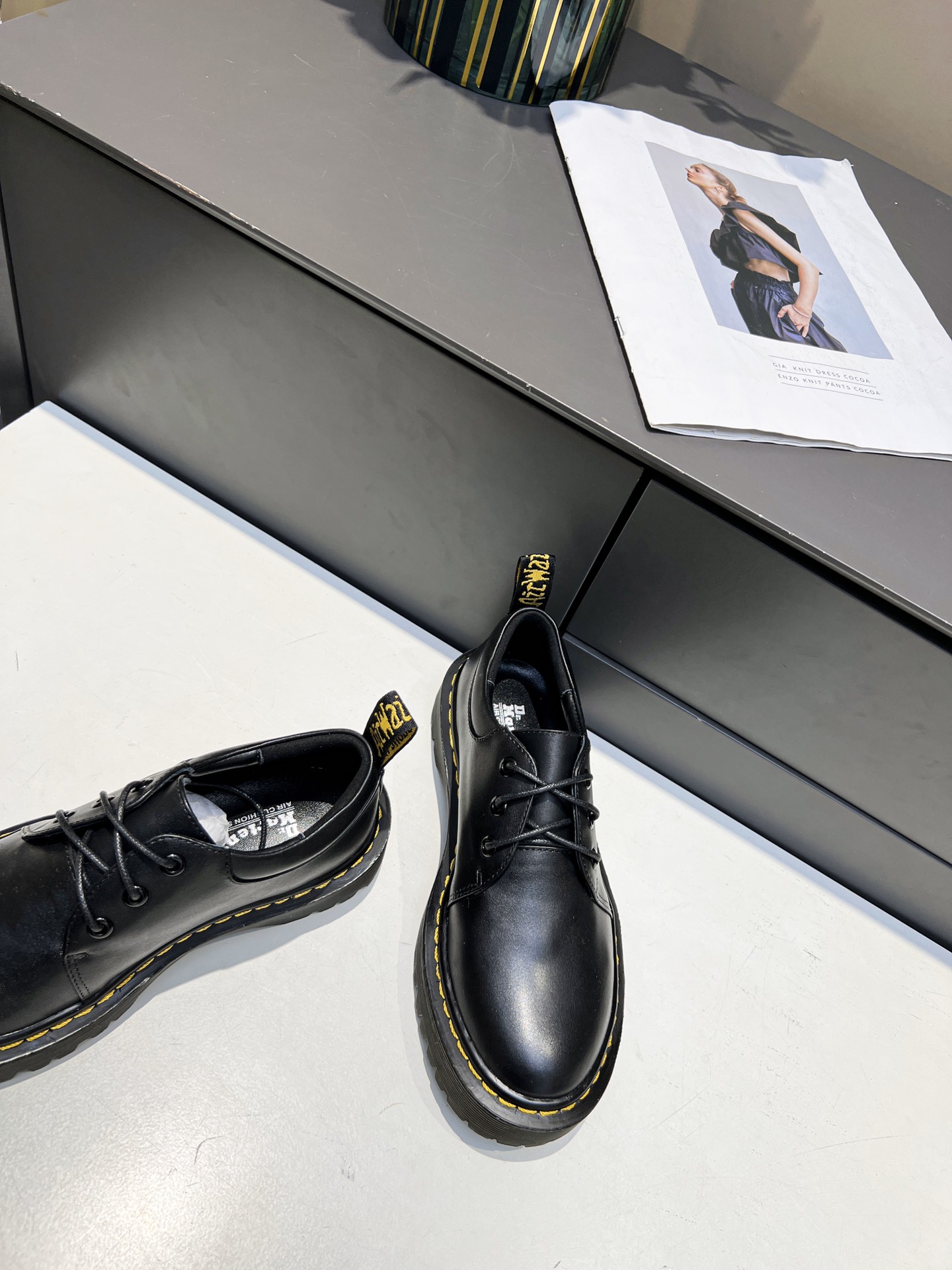 Dr. Martens Women’s 3-Hole Monoshoes: Classic, Stylish, Comfortable. - 图片 7