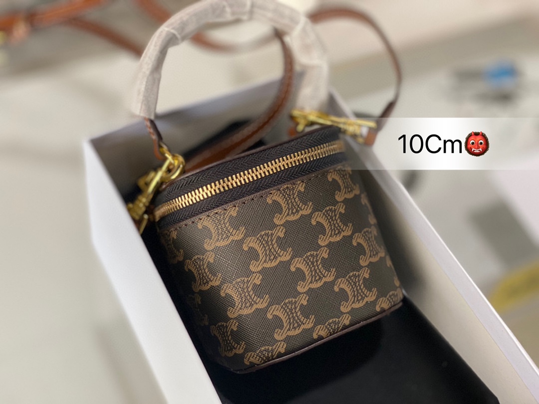 I5  Celine 赛琳  2022小盒子|性价比第一名 包包里面装钥匙扣口红都是没问题，手机是放不下的,但是也没有把手机放包里的习惯，所以不是大问题。 夏天搭短袖，冬天配大衣，都是随手-拎就可以出门~ 最让我惊喜的是这款性价比真的太高啦! !-定要去买10Cm