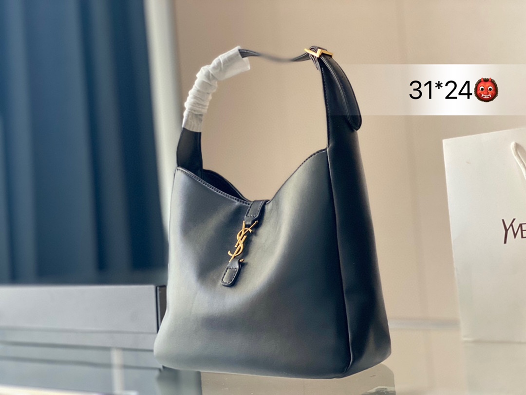 J0 SAINT LAURENT 沒有Ros措不火的包下一个爆款在这里 盘点Ros朴彩英过的包哪个不是大爆款 Solferino豆腐包 LE57腋下包到最近的lcare Bag都是专柜的断货款 最新出的LE57SmallHobo容量比以往腋下包更实用  Saint Laurent 圣罗兰 YSL  圣罗兰 31*24