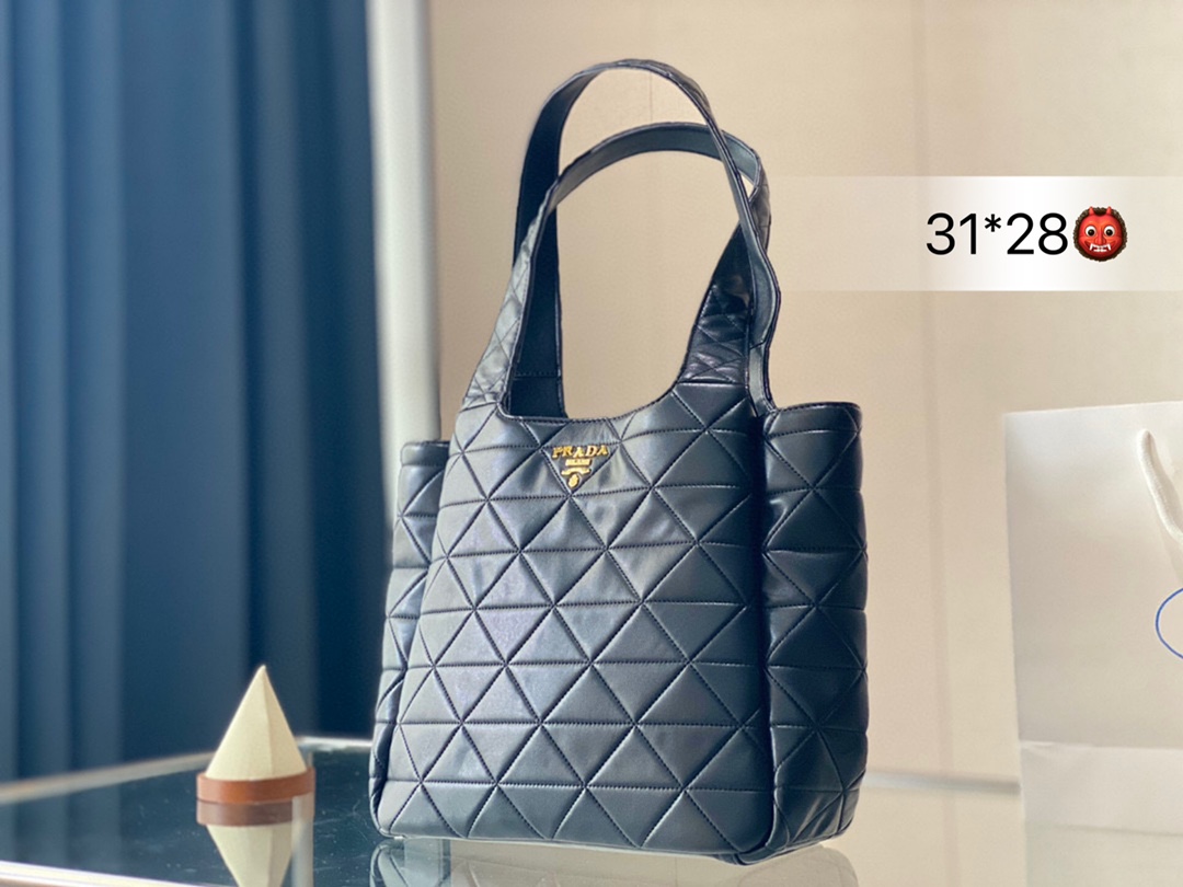 J0 购物袋 这个系列将是手袋的曲线型设计十分醒目，当手包很优雅，时尚百搭w也很轻便哦尺寸 31*28cm