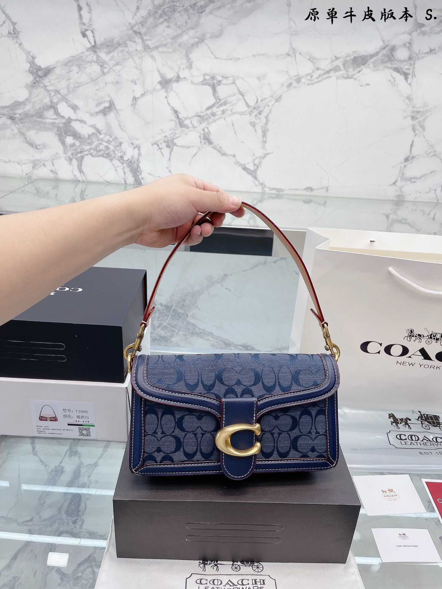 K5 牛皮版本 Coach 家酒神包Tabby手提包单肩斜挎包。让小姐姐第一眼看到就会爱上它。被誉为平价版小酒神包的 Coach 蔻驰 Tabby，复古又百搭，很受欢迎啊。五金扣厚实，整体精致小巧，还特别能装。每个包配一长一短两天可卸肩带，内部结构分层合理，中间一个带拉链的隔层小袋，把包分成三格，简直完美尺寸：25*15*7.5cm。这个尺寸觉得刚刚好合适，手提单肩斜挎都没有问题的礼盒包装
