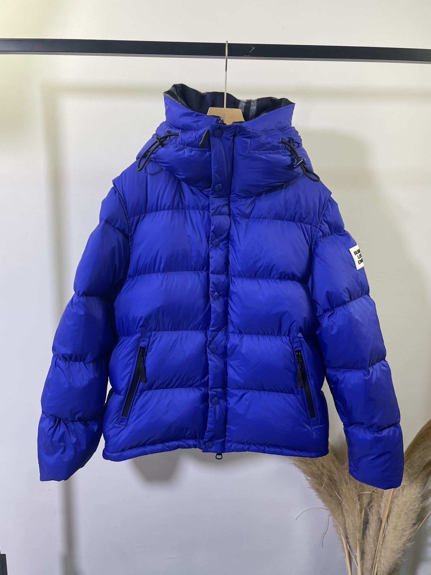 Guangzhou high-end Burberry two-way wearable down jacket, Zhou Dongyu same style. Unisex, versatile. Detachable sleeves, convertible vest. Sizes: S M L XL XXL.-Big cat