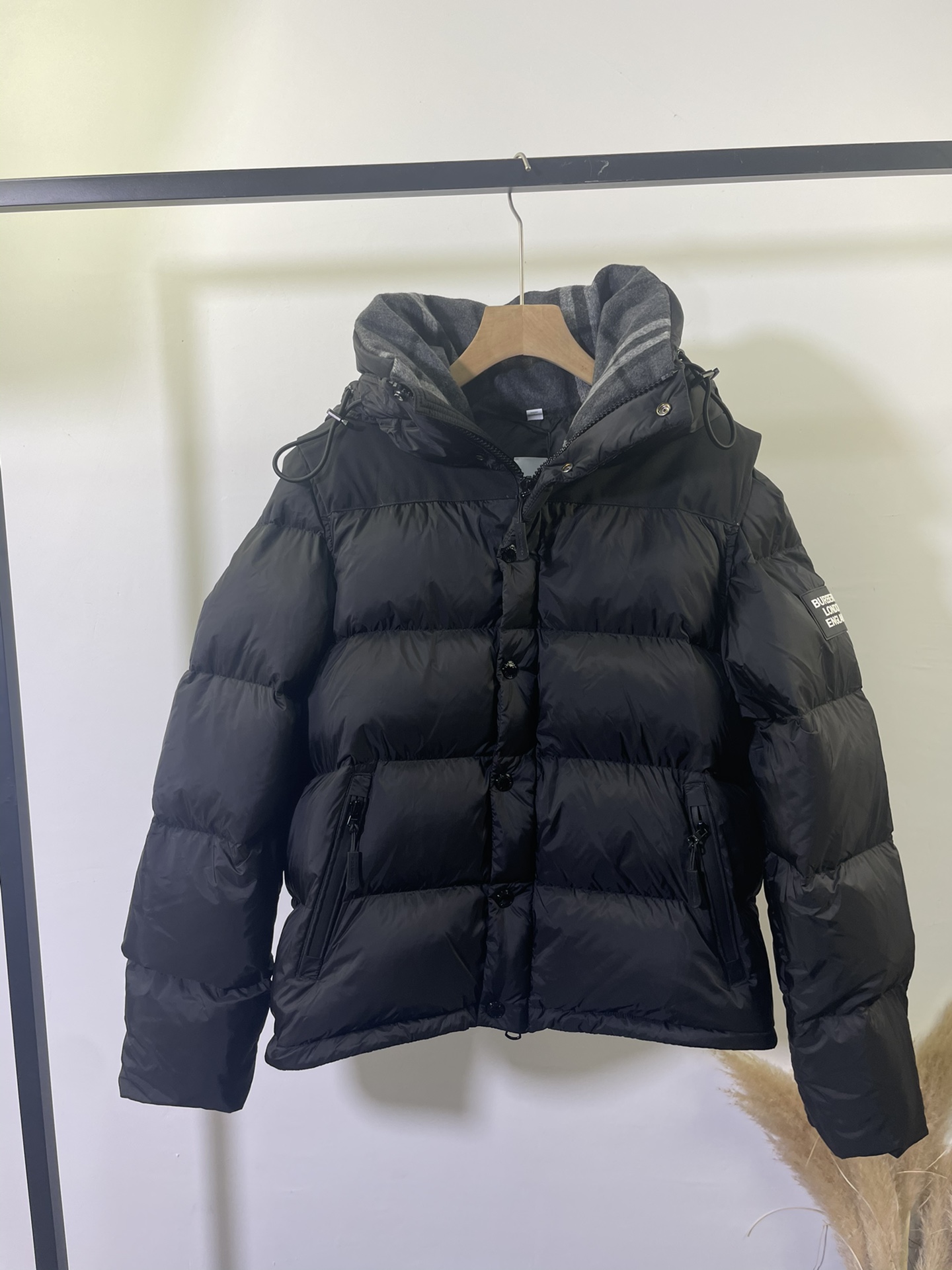 Guangzhou high-end Burberry two-way wearable down jacket, Zhou Dongyu same style. Unisex, versatile. Detachable sleeves, convertible vest. Sizes: S M L XL XXL.-Big cat