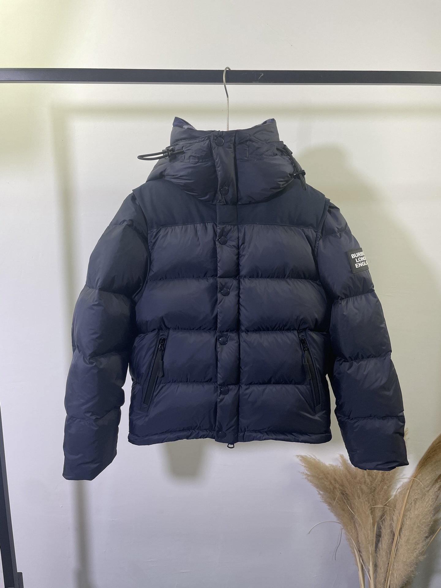 Guangzhou high-end Burberry two-way wearable down jacket, Zhou Dongyu same style. Unisex, versatile. Detachable sleeves, convertible vest. Sizes: S M L XL XXL.-Big cat