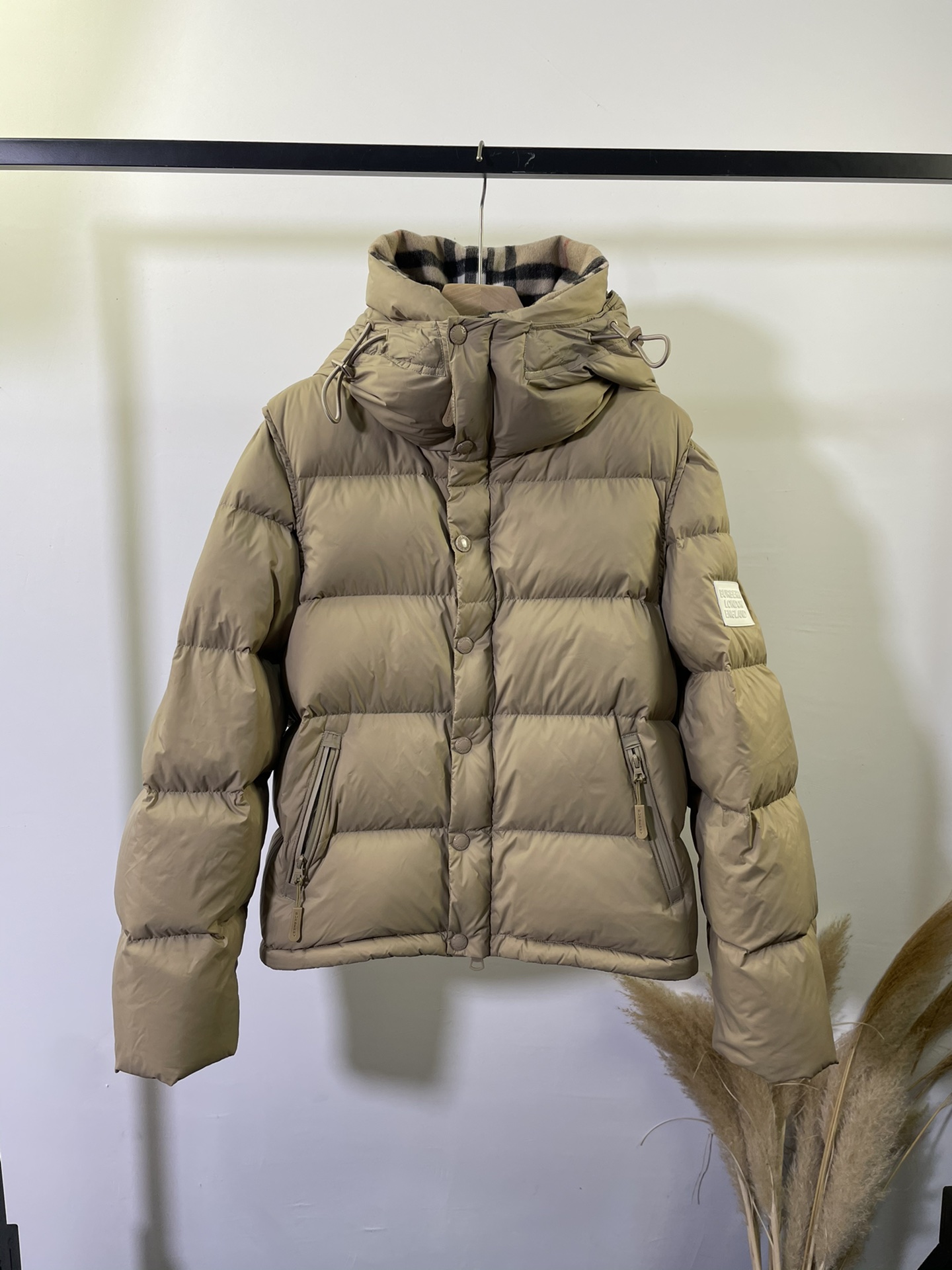 Guangzhou high-end Burberry two-way wearable down jacket, Zhou Dongyu same style. Unisex, versatile. Detachable sleeves, convertible vest. Sizes: S M L XL XXL.-Big cat