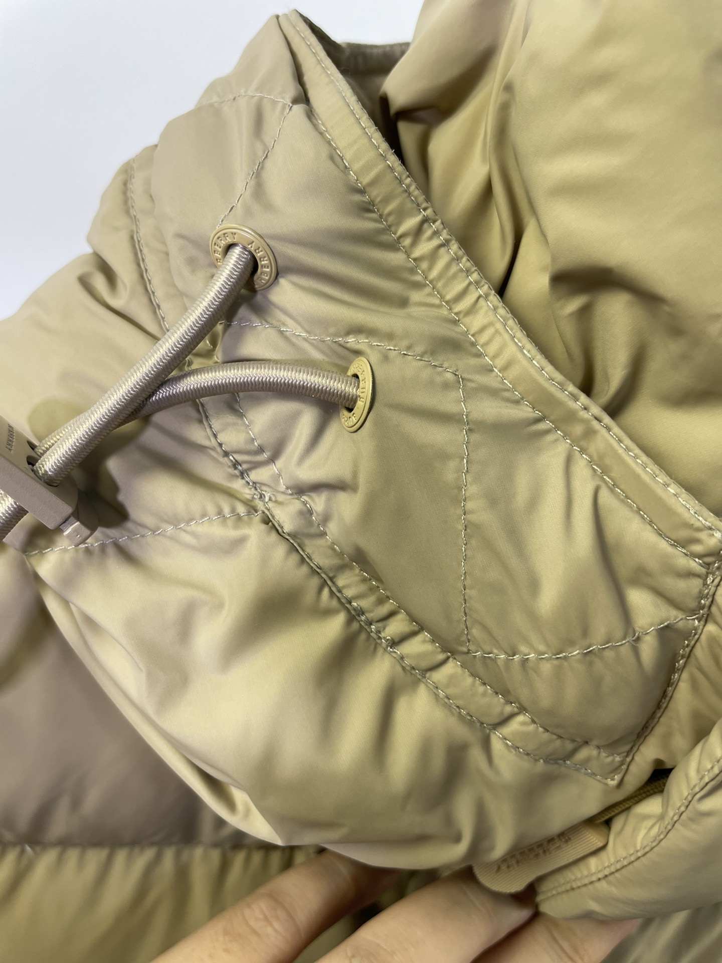 Burberry down jacket, detachable sleeves, black and red plaid. Colors: black, khaki. Sizes: S to XXL.-Big cat