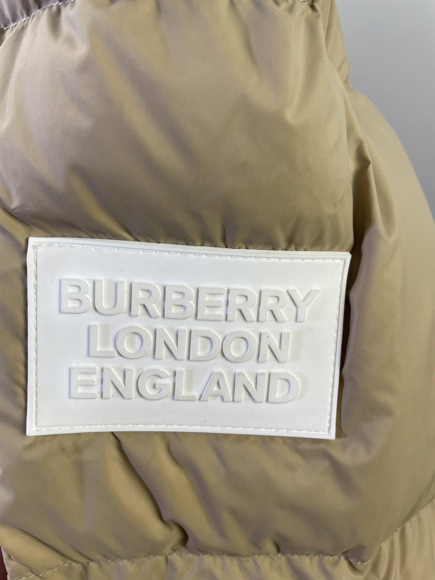 Burberry down jacket, detachable sleeves, black and red plaid. Colors: black, khaki. Sizes: S to XXL.-Big cat