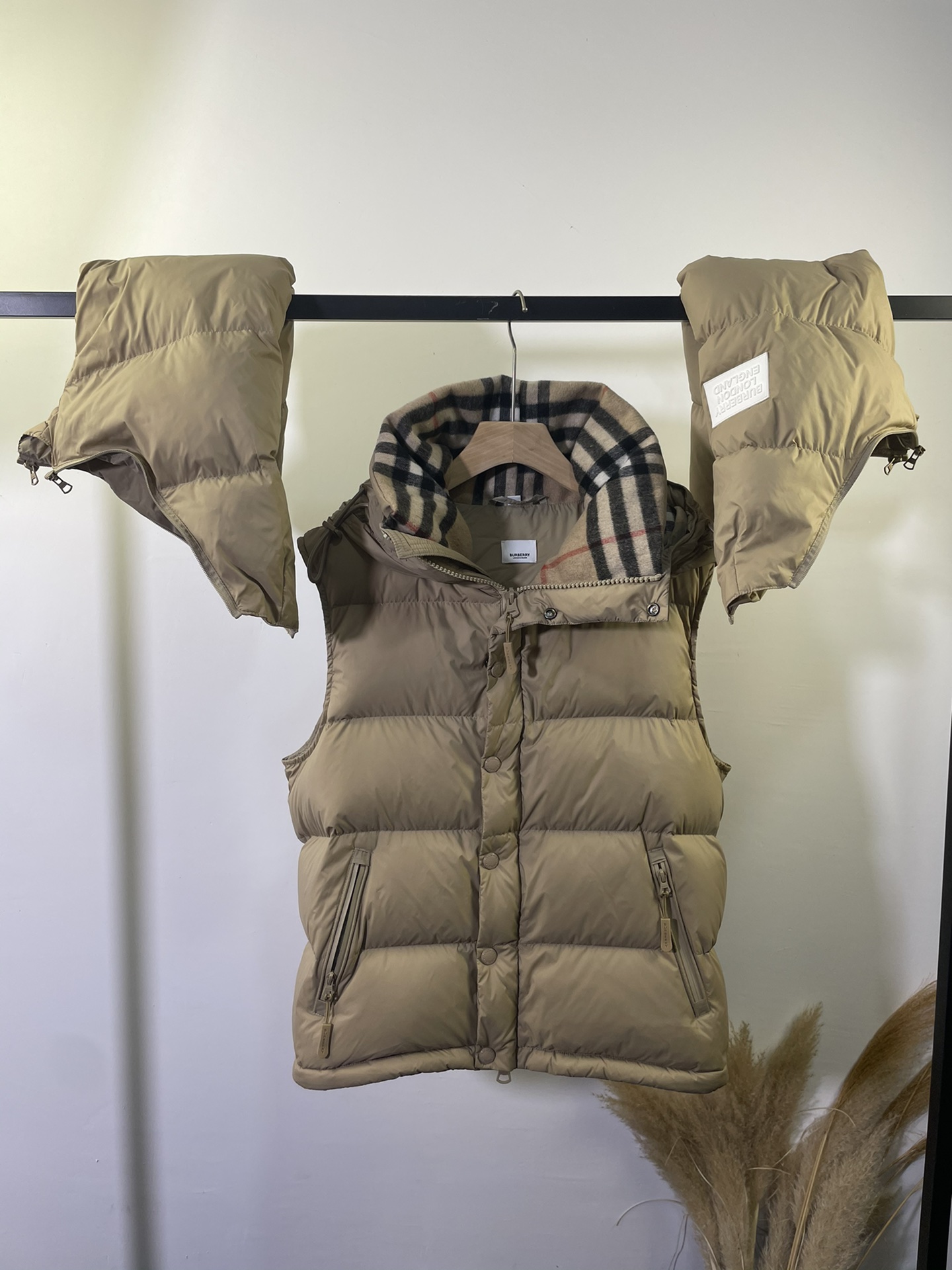 Burberry down jacket, detachable sleeves, black and red plaid. Colors: black, khaki. Sizes: S to XXL.-Big cat