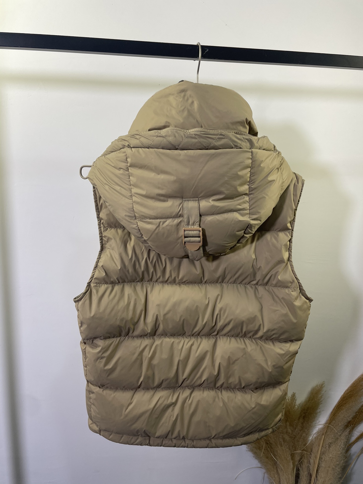 Burberry down jacket, detachable sleeves, black and red plaid. Colors: black, khaki. Sizes: S to XXL.-Big cat