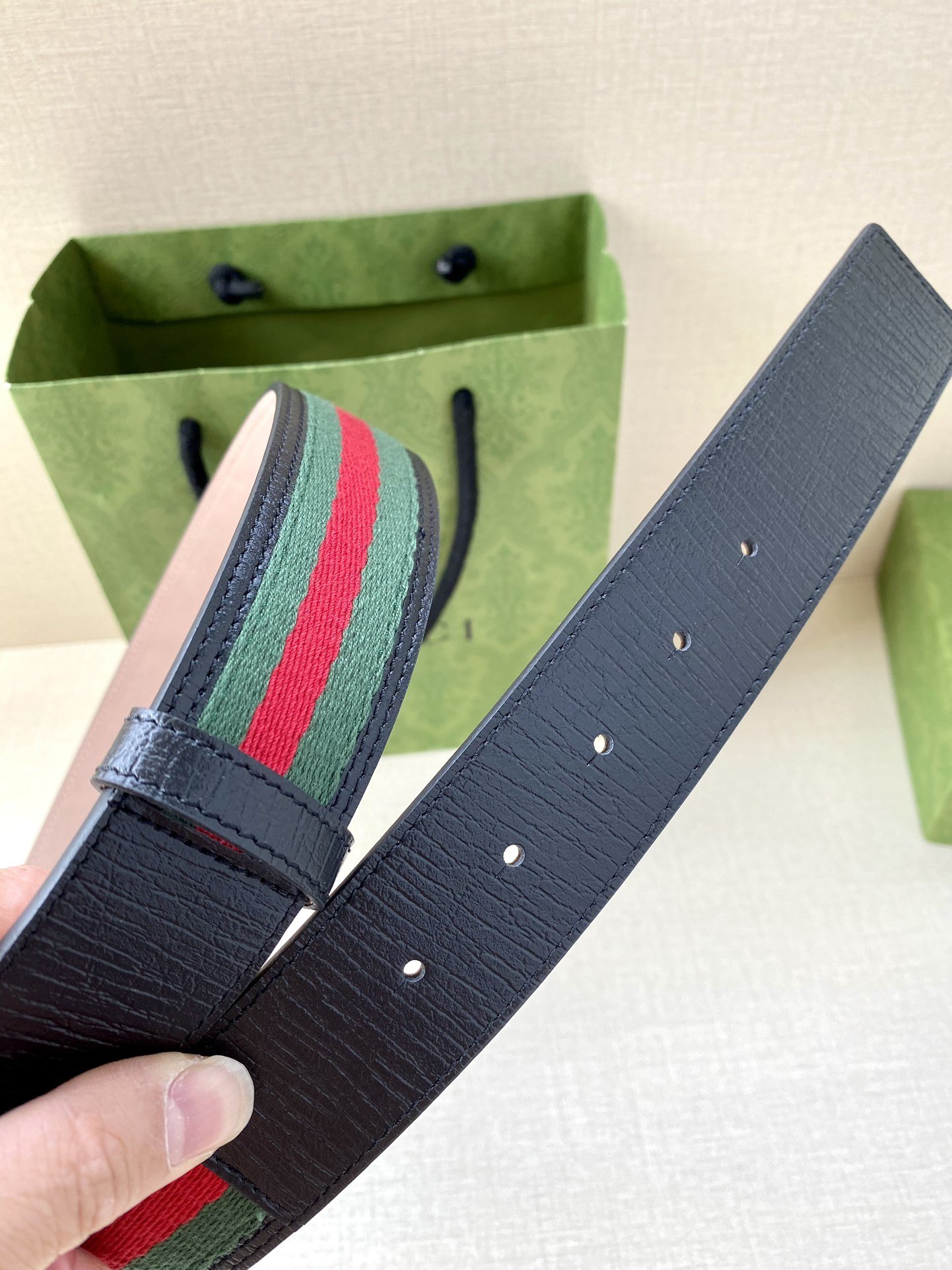 宽度4.0cmGUCCI经典帆布织带腰带配以织纹皮质滚边和双G原单扣配有绿色/红色/绿色棉质帆布编织腰带