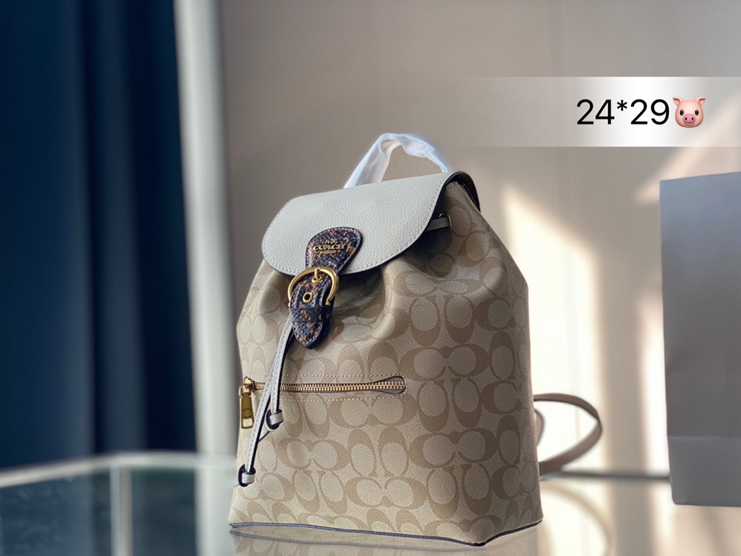 J5  Coach 蔻驰  经典 抽绳双肩包出货 与正品无差 真的好看绝了顶级品质 进口原单面料 超级耐磨 超级实用的款式 内衬带logo. 原版电镀五金带logo 这个包包的容量也很大 满足你出行的所有需求 上班族最爱的包包夏日女孩必备的都可以装下 真的是很nice 喜欢的抓紧自留啦 尺寸 24 29