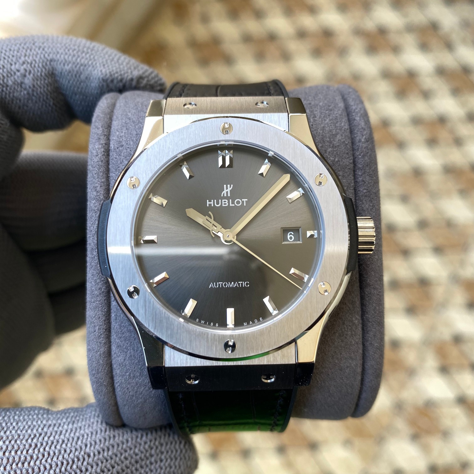 NO:157180,HB Hengbao Hublot Classic Fusion 42mm, original mold opening, replica new height 1. The case APS adopts the original consistent front brushing process, and the side polishing and polishing, so that the whole watch reflects the perfect texture of the authentic product, and the double-sided anti-reflective sapphire crystal mirror. 2. The strap uses the front crocodile pattern back natural rubber belt, which makes the wearer both sweat-proof and beautiful as crocodile skin. 3. After more than a dozen repeated debugging, the literal color was finally confirmed to be similar to the original version of 98. The most difficult blue to overcome achieves 0 color difference. The literal printing adopts three-dimensional 3D printing, which is consistent with the original process, perfectly copied GEN 4. The movement uses Seagull 2892 three-level polishing, finely polished Geneva pattern, which is perfectly interchangeable with the original HB movement, visually the same as the original, with an appearance similarity of up to 99, crocodile skin19860909HB恒宝 宇舶经典融合42mm,原版开模,复刻新高度 1,表壳APS采用原装一致的正面拉丝工艺,侧面抛光打磨,使整表体现正品完美的质感,双面防反光蓝宝石水晶镜面 2,表带采用正面鳄鱼纹背面天然橡胶带,使佩戴者既有防汗的效果又有鳄鱼皮的美观 3,字面颜色在经过十几次反复调试,最终确认与原版相似度98,最难攻克的蓝色实现0色差,字面印刷采用立体3D印刷,与原装工艺一致,完美复制GEN 4,机芯采用海鸥2892三级打磨,精磨日内瓦纹,与原装HB机芯完美互换,视觉上与原装一摸一样,外观相似度高达99,,crocodile skin,Watch