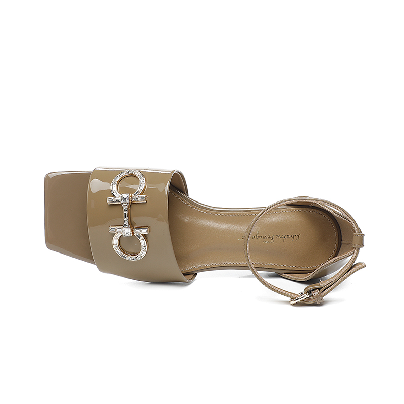 charol caqui Suela de caucho: P220m Suela de cuero: P255m Yardage: 35-44 Nº de fábrica: 959-81 Mater