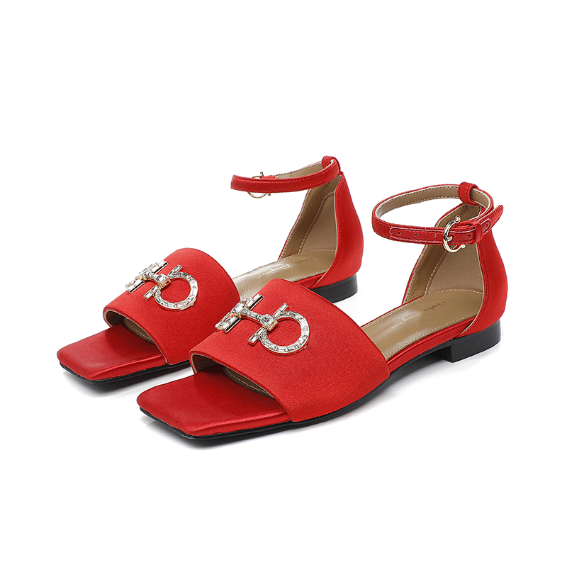 Rojo Sateen Suela de caucho: P220m Suela de cuero: P255m Yardage: 35-44 Nº de fábrica: 959-81 Materi