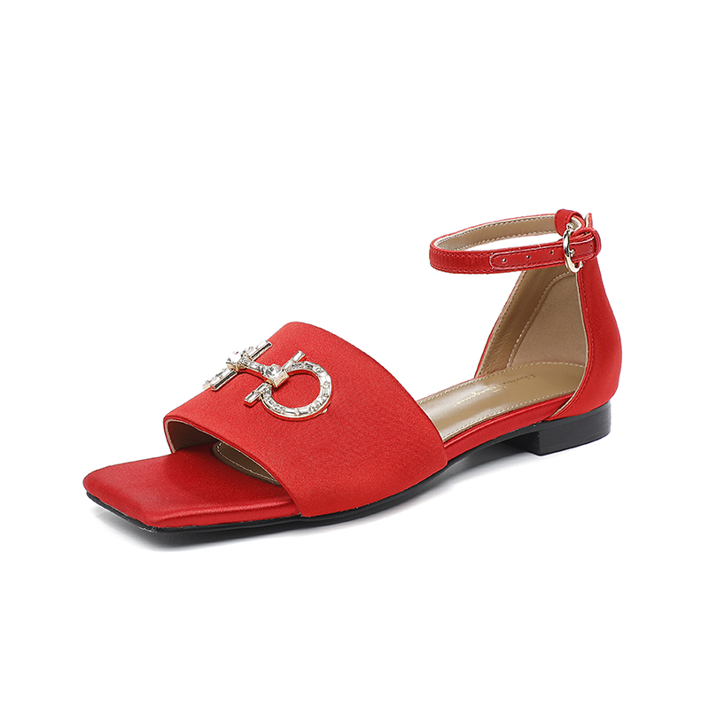 Rojo Sateen Suela de caucho: P220m Suela de cuero: P255m Yardage: 35-44 Nº de fábrica: 959-81 Materi