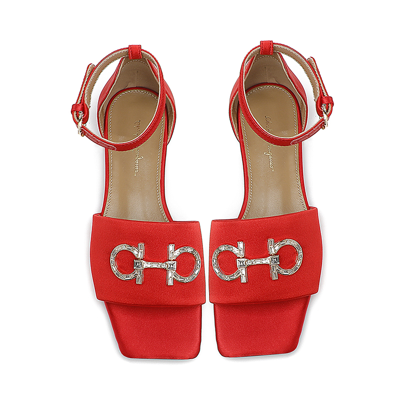 Rojo Sateen Suela de caucho: P220m Suela de cuero: P255m Yardage: 35-44 Nº de fábrica: 959-81 Materi