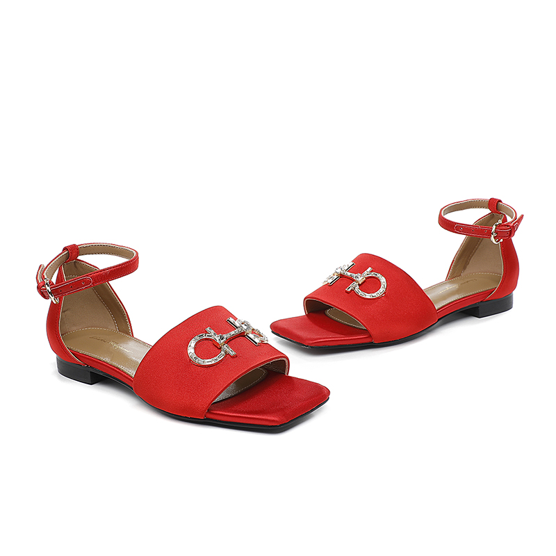 Rojo Sateen Suela de caucho: P220m Suela de cuero: P255m Yardage: 35-44 Nº de fábrica: 959-81 Materi