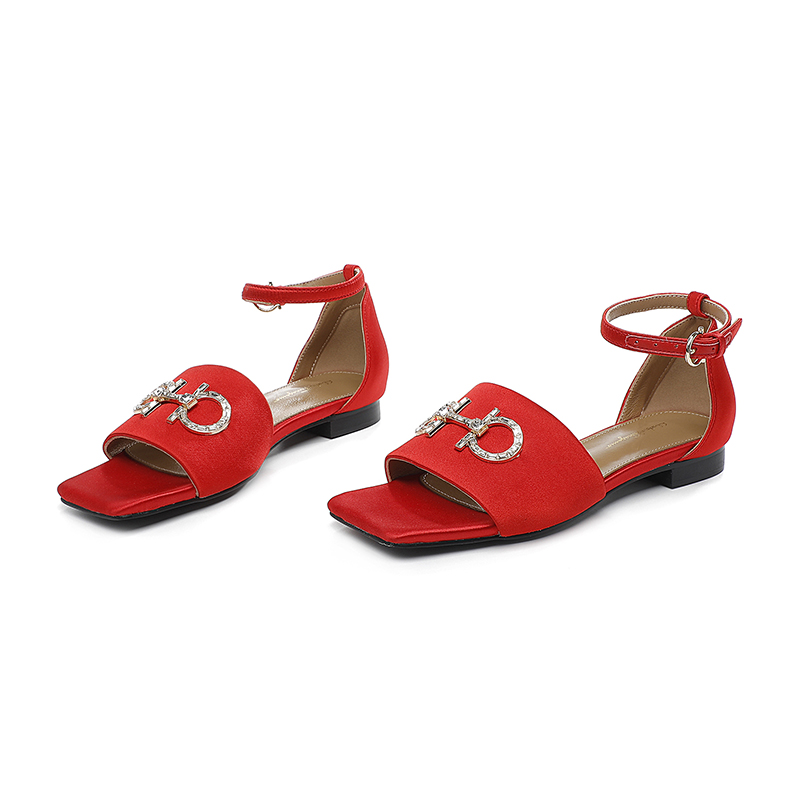 Rojo Sateen Suela de caucho: P220m Suela de cuero: P255m Yardage: 35-44 Nº de fábrica: 959-81 Materi
