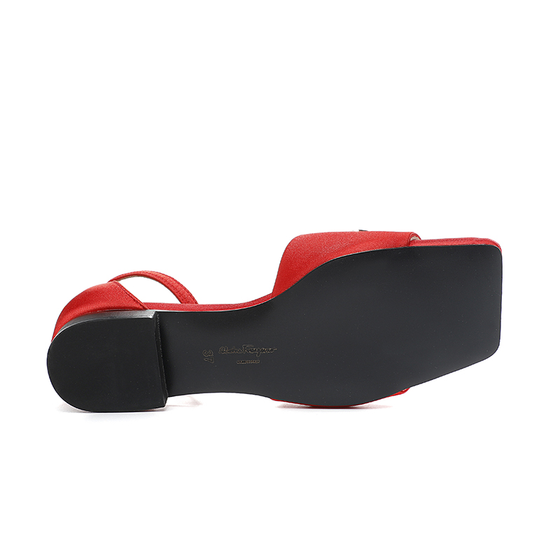 Rojo Sateen Suela de caucho: P220m Suela de cuero: P255m Yardage: 35-44 Nº de fábrica: 959-81 Materi