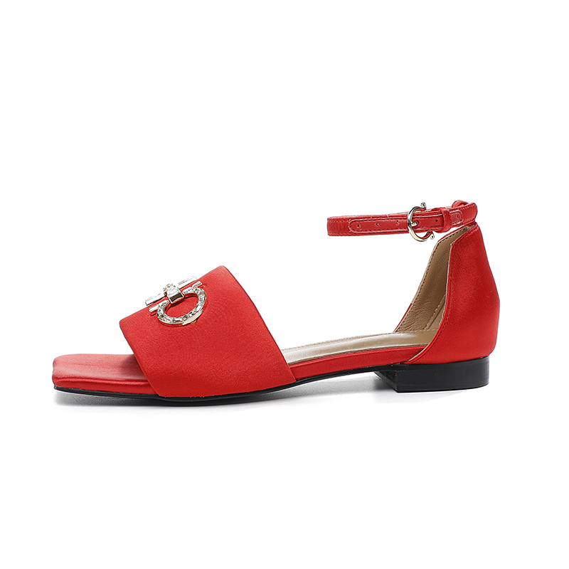 Rojo Sateen Suela de caucho: P220m Suela de cuero: P255m Yardage: 35-44 Nº de fábrica: 959-81 Materi