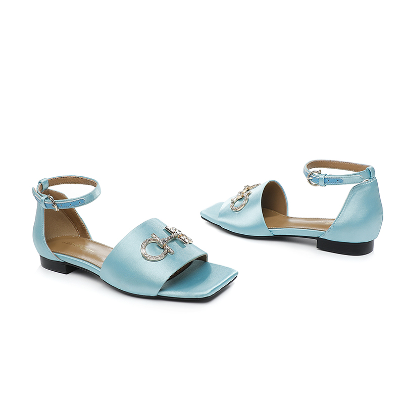 Aqua Blue Sateen Suela de goma: P220m Suela de cuero: P255m Yardage: 35-44 Nº de fábrica: 959-81 Mat