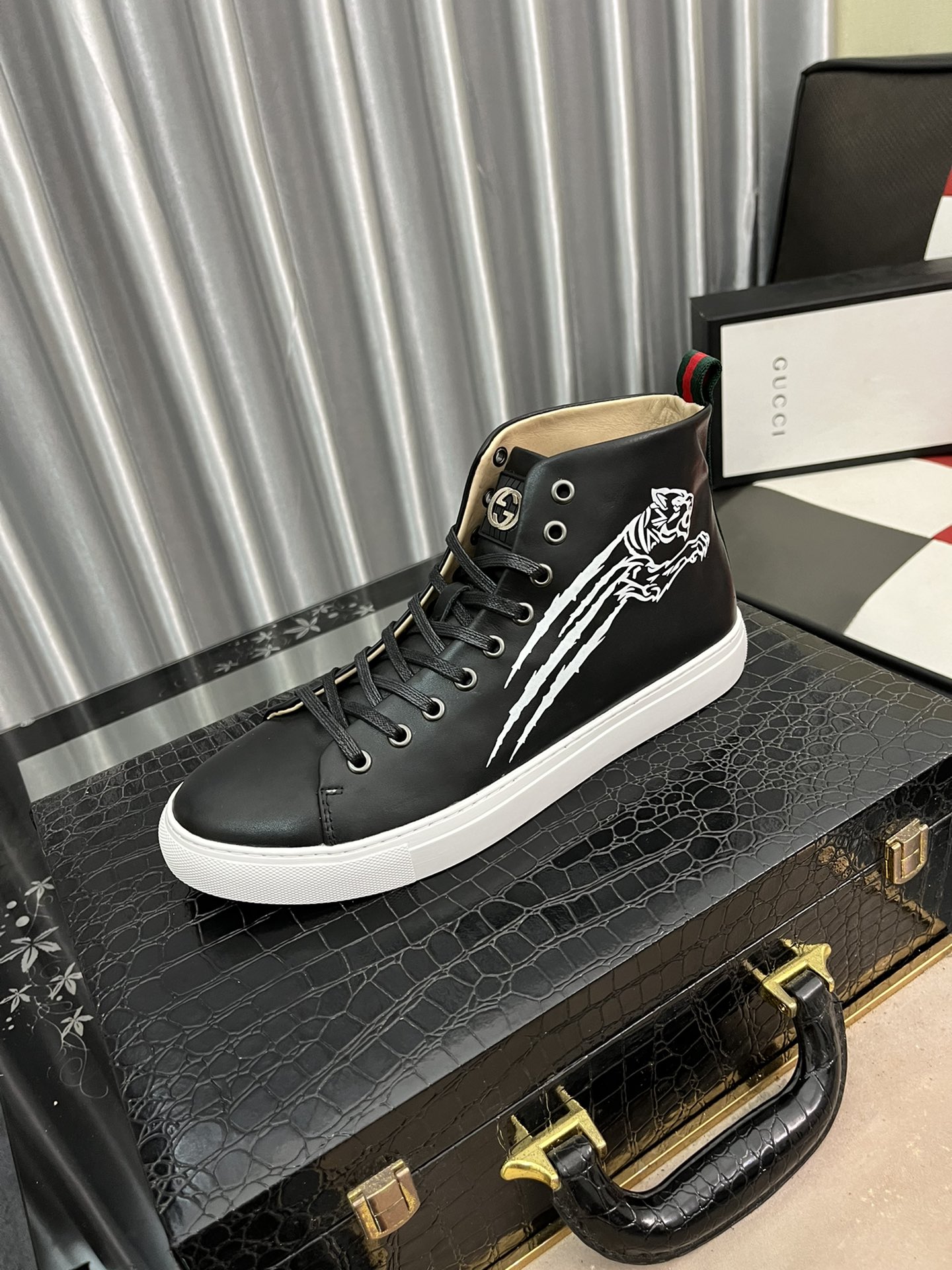 J0 水染牛皮Gucci  古奇 描述 全新高邦潮款上市，休闲时尚男鞋，爆款鞋面采用专用牛皮 ，进口牛皮内里，耐磨橡胶大底，版型简洁大气，潮男专属。———码数 38—442色可选