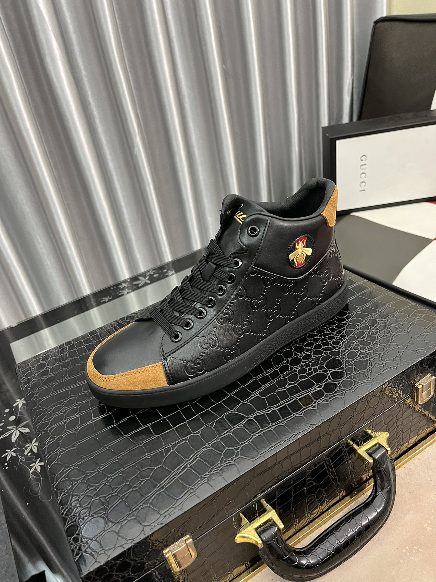 I5 Gucci  古奇 最潮款3D、原版鞋面，休闲鞋鞋让行走更加便捷舒适、运动男鞋休闲款，与官方质量相比完美的1:1复刻均采用原版。打造时尚个性衬托你的与众不同码数 38-442色可选