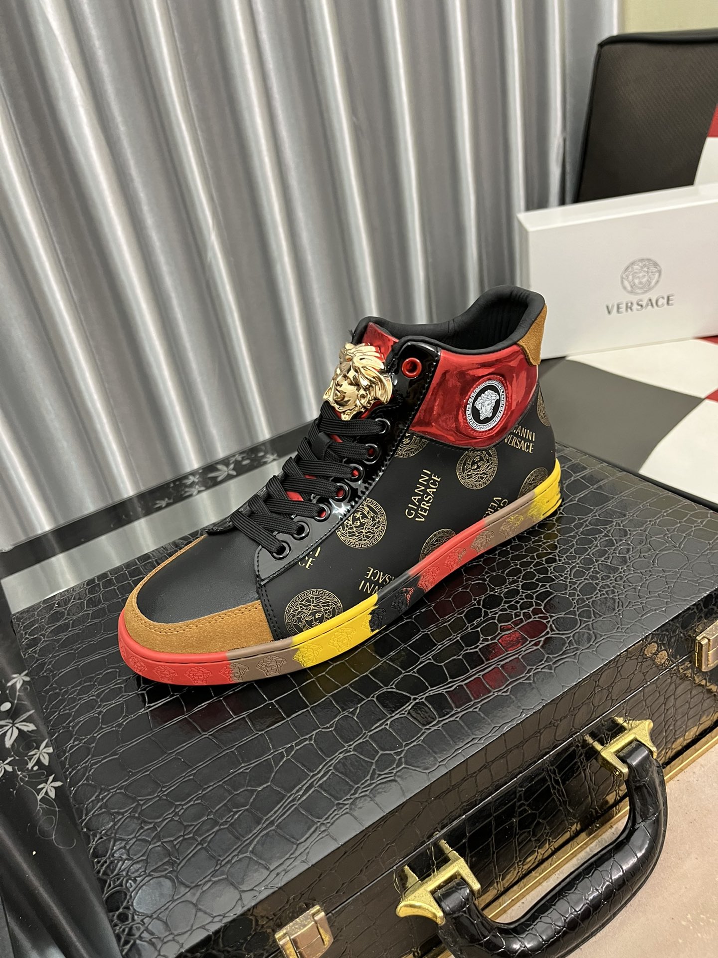 I5  Versace 范思哲  最 2022精心打造,引爆全场不断创新的国际品牌 此款男士四季运动休闲鞋,原版版本,鞋面采用牛皮面料 ,皮垫脚真爆超轻防滑大底,透气舒适以质量说 码数：38-442色可选