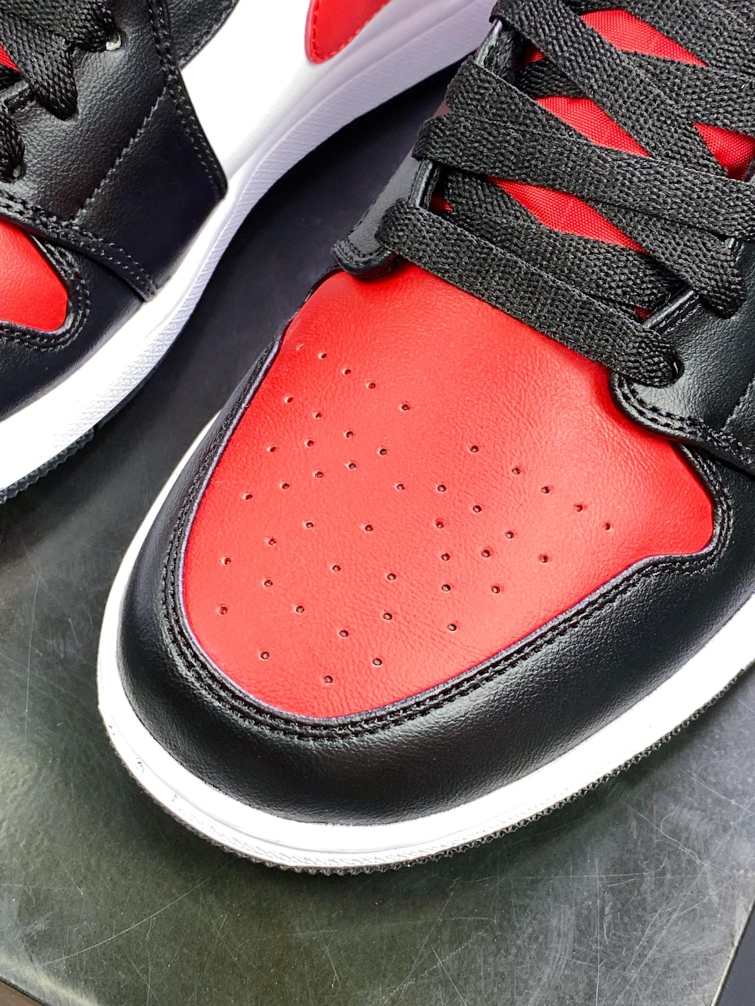 240 Wmns Air Jordan 1 Mid GS”Chicago Black Red”AJ1乔丹一代554724-079