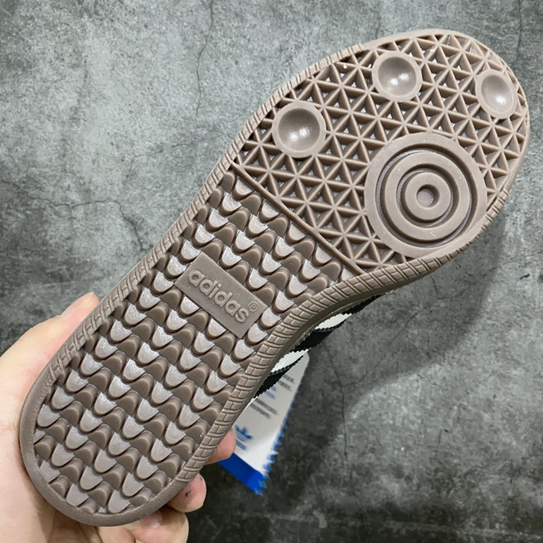 图片[9]-AD Samba OG FT 桑巴白黑板鞋 B75806 这款桑巴鞋展示了高质量的工艺 带有装饰的超锁缝制和无缝的手感 柔软、柔软的皮革造型和标志性的3条纹完成了精致的外观 正规合身鞋带 鞋面上有绒面鞋垫 橡胶鞋底 享受正畸套筒软感 自50年代首次亮相以来就一直在赢得粉丝的青睐 尺码：36 36.5 37.5 38 38.5 39 40 40.5 41 42 42.5 43 44 44.5 45-选品中心