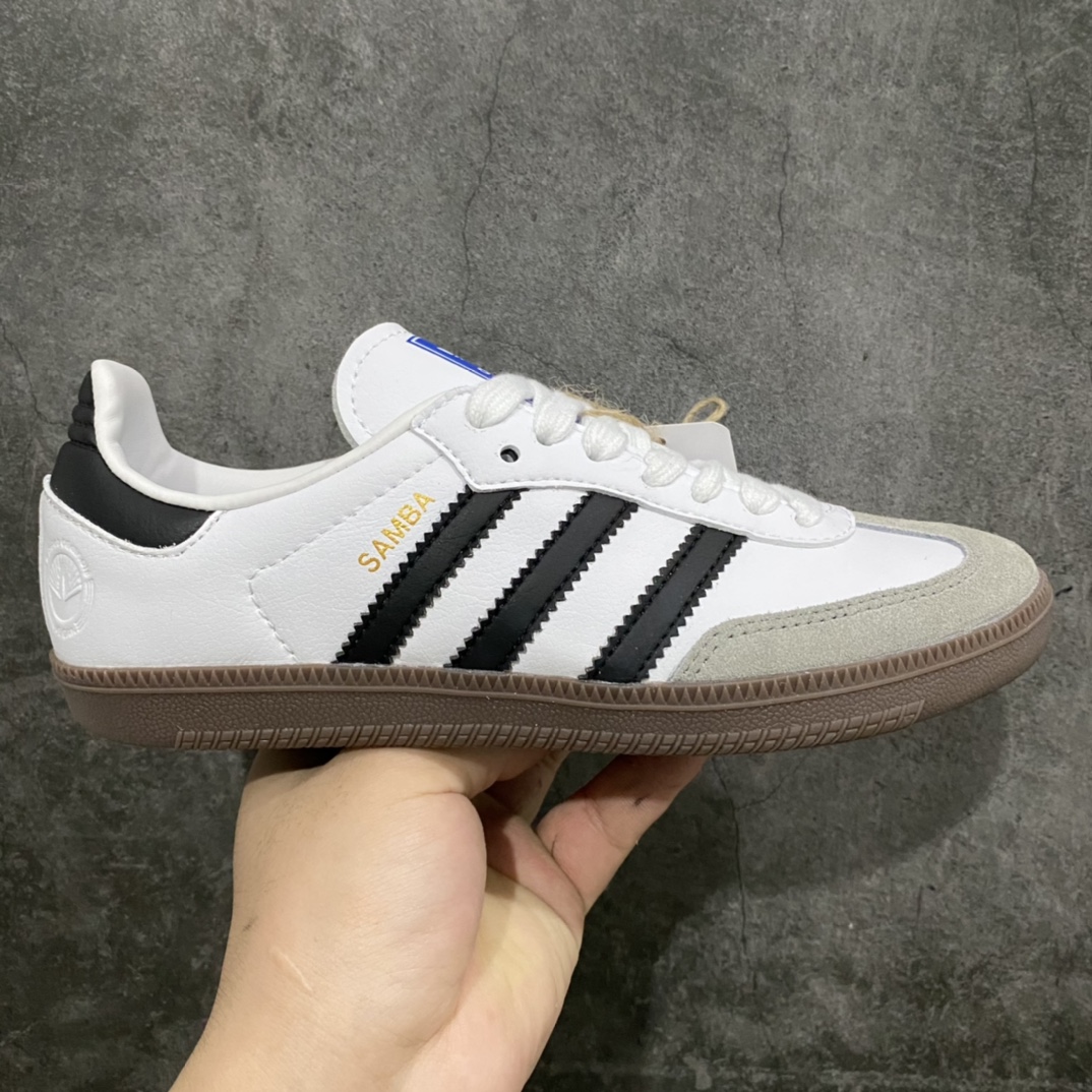 AD Samba OG FT 桑巴白黑板鞋 B75806 这款桑巴鞋展示了高质量的工艺 带有装饰的超锁缝制和无缝的手感 柔软、柔软的皮革造型和标志性的3条纹完成了精致的外观 正规合身鞋带 鞋面上有绒面鞋垫 橡胶鞋底 享受正畸套筒软感 自50年代首次亮相以来就一直在赢得粉丝的青睐 尺码:36 36.5 37.5 38 38.5 39 40 40.5 41 42 42.5 43 44 44.5 45-选品中心