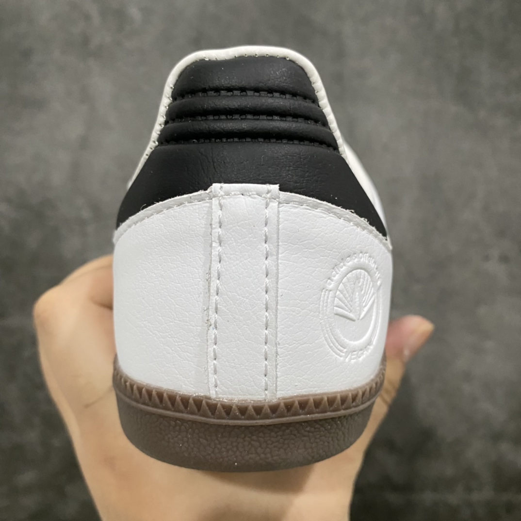 图片[4]-AD Samba OG FT 桑巴白黑板鞋 B75806 这款桑巴鞋展示了高质量的工艺 带有装饰的超锁缝制和无缝的手感 柔软、柔软的皮革造型和标志性的3条纹完成了精致的外观 正规合身鞋带 鞋面上有绒面鞋垫 橡胶鞋底 享受正畸套筒软感 自50年代首次亮相以来就一直在赢得粉丝的青睐 尺码：36 36.5 37.5 38 38.5 39 40 40.5 41 42 42.5 43 44 44.5 45-选品中心