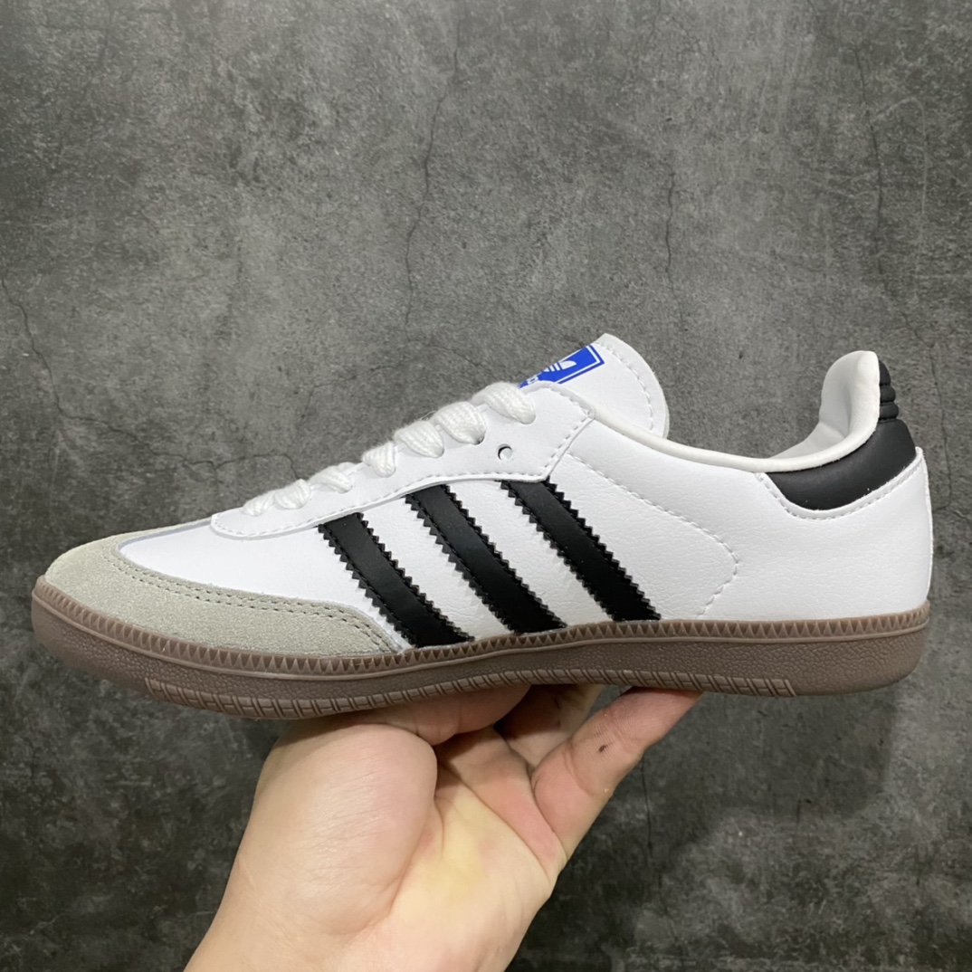 图片[2]-AD Samba OG FT 桑巴白黑板鞋 B75806 这款桑巴鞋展示了高质量的工艺 带有装饰的超锁缝制和无缝的手感 柔软、柔软的皮革造型和标志性的3条纹完成了精致的外观 正规合身鞋带 鞋面上有绒面鞋垫 橡胶鞋底 享受正畸套筒软感 自50年代首次亮相以来就一直在赢得粉丝的青睐 尺码：36 36.5 37.5 38 38.5 39 40 40.5 41 42 42.5 43 44 44.5 45-选品中心