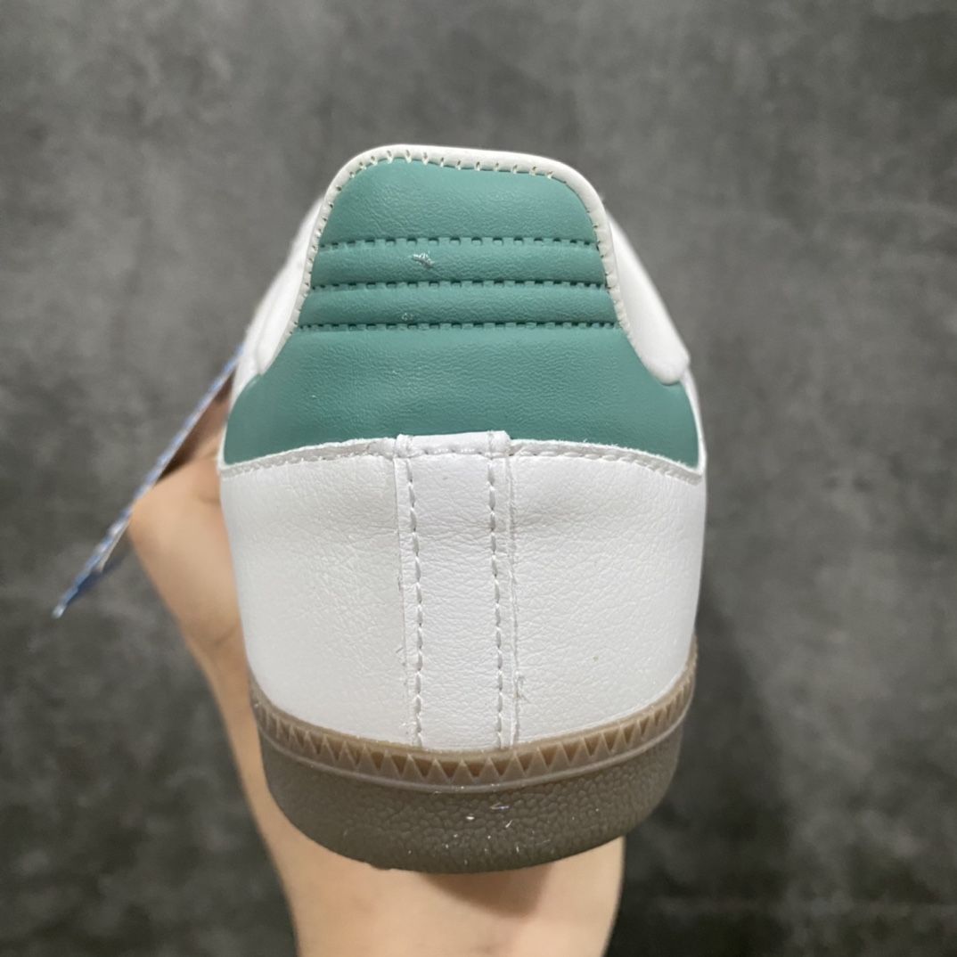 图片[4]-AD Samba OG FT 桑巴白绿板鞋 EF6552 这款桑巴鞋展示了高质量的工艺 带有装饰的超锁缝制和无缝的手感 柔软、柔软的皮革造型和标志性的3条纹完成了精致的外观 正规合身鞋带 鞋面上有绒面鞋垫 橡胶鞋底 享受正畸套筒软感 自50年代首次亮相以来就一直在赢得粉丝的青睐 尺码：36 36.5 37.5 38 38.5 39 40 40.5 41 42 42.5 43 44 44.5 45-选品中心