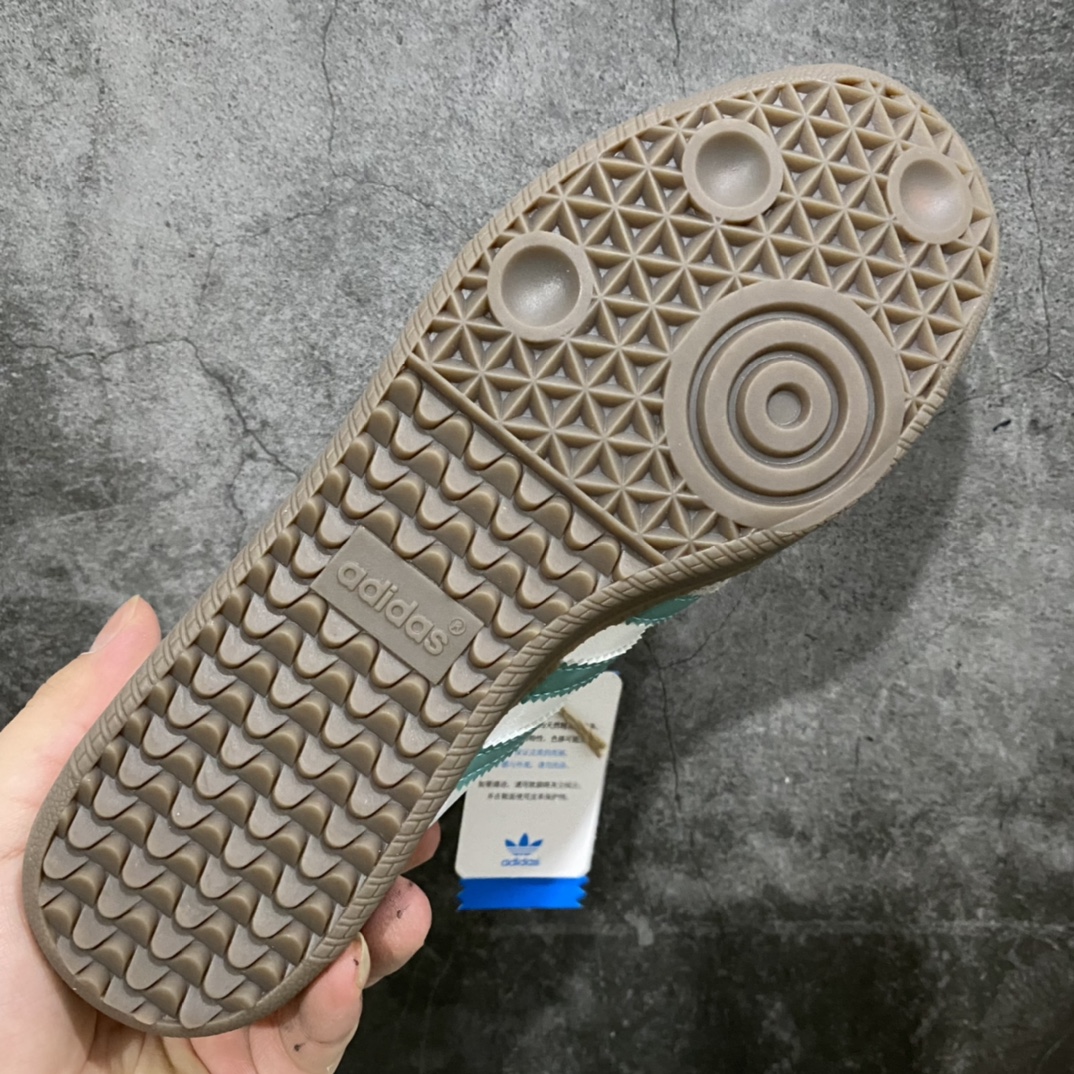 图片[9]-AD Samba OG FT 桑巴白绿板鞋 EF6552 这款桑巴鞋展示了高质量的工艺 带有装饰的超锁缝制和无缝的手感 柔软、柔软的皮革造型和标志性的3条纹完成了精致的外观 正规合身鞋带 鞋面上有绒面鞋垫 橡胶鞋底 享受正畸套筒软感 自50年代首次亮相以来就一直在赢得粉丝的青睐 尺码：36 36.5 37.5 38 38.5 39 40 40.5 41 42 42.5 43 44 44.5 45-选品中心