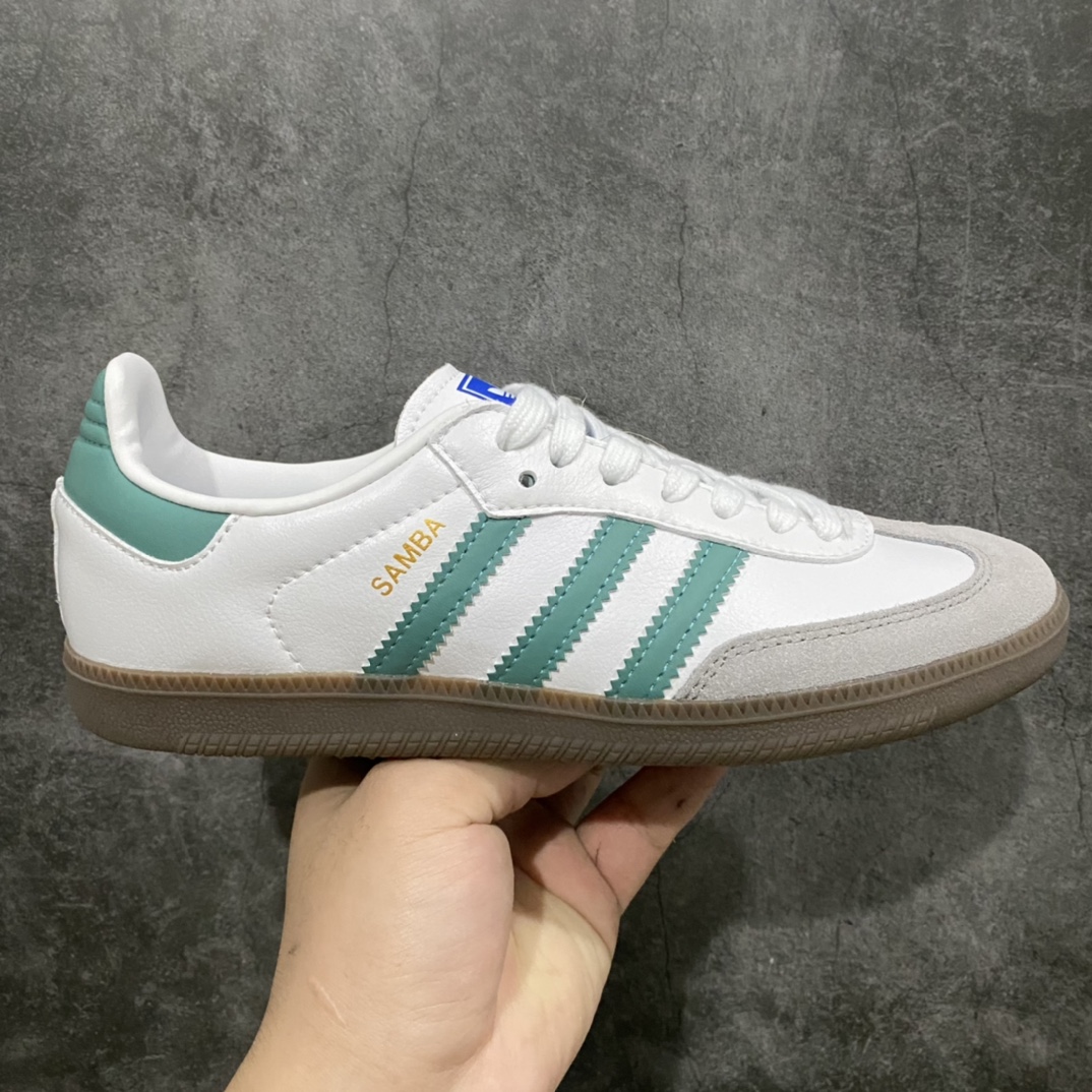 AD Samba OG FT 桑巴白绿板鞋 EF6552 这款桑巴鞋展示了高质量的工艺 带有装饰的超锁缝制和无缝的手感 柔软、柔软的皮革造型和标志性的3条纹完成了精致的外观 正规合身鞋带 鞋面上有绒面鞋垫 橡胶鞋底 享受正畸套筒软感 自50年代首次亮相以来就一直在赢得粉丝的青睐 尺码:36 36.5 37.5 38 38.5 39 40 40.5 41 42 42.5 43 44 44.5 45-选品中心