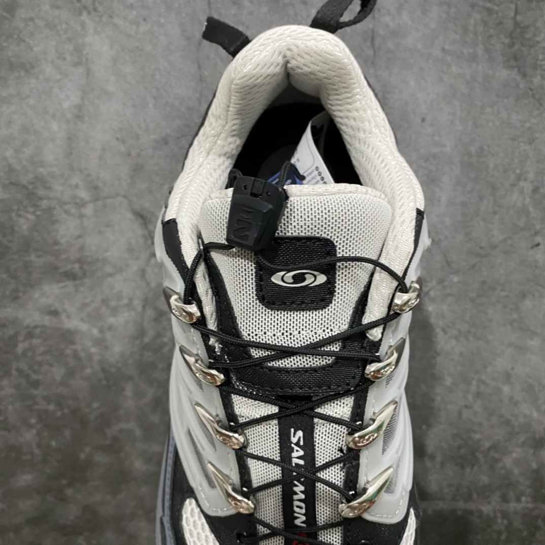 图片[8]-东莞原厂版 法国户外品牌 萨洛蒙 Salomon ACS Pro Advanced 低帮 银红 户外机能功能鞋 轮廓汲取2000年代中期的越野跑鞋设计为灵感，全鞋以灰红为主，鞋带孔眼的金属银成为瞩目焦点。从后跟至鞋尖部分饰有多处品牌标志，呈现强烈的识别元素，后跟双拉环设计同时也作为特色设计。 采用原厂高性能结构鞋面提供稳固支撑性 Air Flow 空气循环特性 原装牛角扣系带开合 原装欧索莱环保去臭环型组合鞋垫 原厂三层双层组合橡胶ACS科技全地形锯齿防滑大底 白敬亭同款，来自千禧年的革新 货号：415537-28 尺码：40 40.5 41.5 42 42.5 43 44 44.5-选品中心