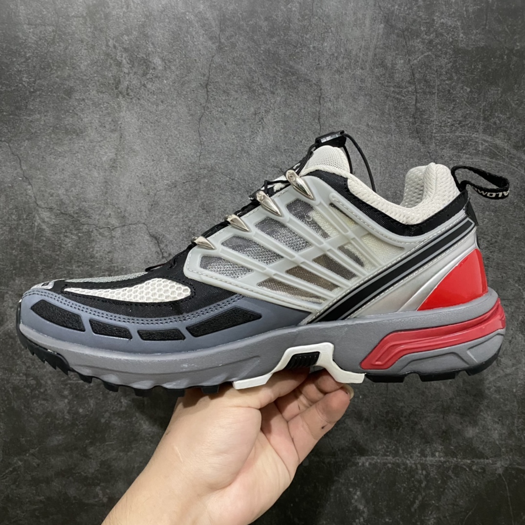 图片[2]-东莞原厂版 法国户外品牌 萨洛蒙 Salomon ACS Pro Advanced 低帮 银红 户外机能功能鞋 轮廓汲取2000年代中期的越野跑鞋设计为灵感，全鞋以灰红为主，鞋带孔眼的金属银成为瞩目焦点。从后跟至鞋尖部分饰有多处品牌标志，呈现强烈的识别元素，后跟双拉环设计同时也作为特色设计。 采用原厂高性能结构鞋面提供稳固支撑性 Air Flow 空气循环特性 原装牛角扣系带开合 原装欧索莱环保去臭环型组合鞋垫 原厂三层双层组合橡胶ACS科技全地形锯齿防滑大底 白敬亭同款，来自千禧年的革新 货号：415537-28 尺码：40 40.5 41.5 42 42.5 43 44 44.5-选品中心