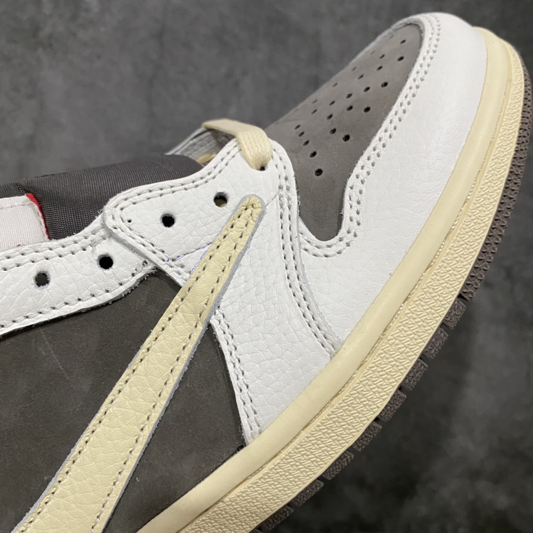 图片[6]-原厂皮批次Air Jordan 1 x Travis Scott AJ1白棕倒钩低帮3.0 货号：DM7866-140 全鞋使用原厂皮只做 皮料质感卡色与原鞋一致 清洁度还行 相对顶级裁边处轻微毛边不影响 后跟刺绣达标 鞋型到位 正确打蜡鞋带（相对顶级会粗一点点） 总体来说这款品质在中上等，优势是使用原厂皮制作的，材料上面不偷工减料，价格合理性价比很高！ 尺码：36-47.5-选品中心