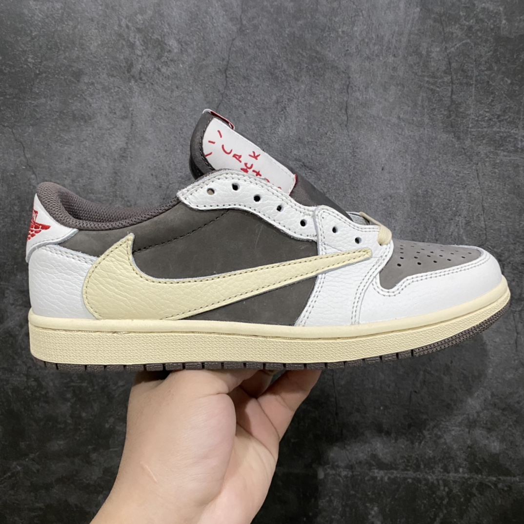 原厂皮批次Air Jordan 1 x Travis Scott AJ1白棕倒钩低帮3.0 货号：DM7866-140 全鞋使用原厂皮只做 皮料质感卡色与原鞋一致 清洁度还行 相对顶级裁边处轻微毛边不影响 后跟刺绣达标 鞋型到位 正确打蜡鞋带（相对顶级会粗一点点） 总体来说这款品质在中上等，优势是使用原厂皮制作的，材料上面不偷工减料，价格合理性价比很高！ 尺码：36-47.5-选品中心
