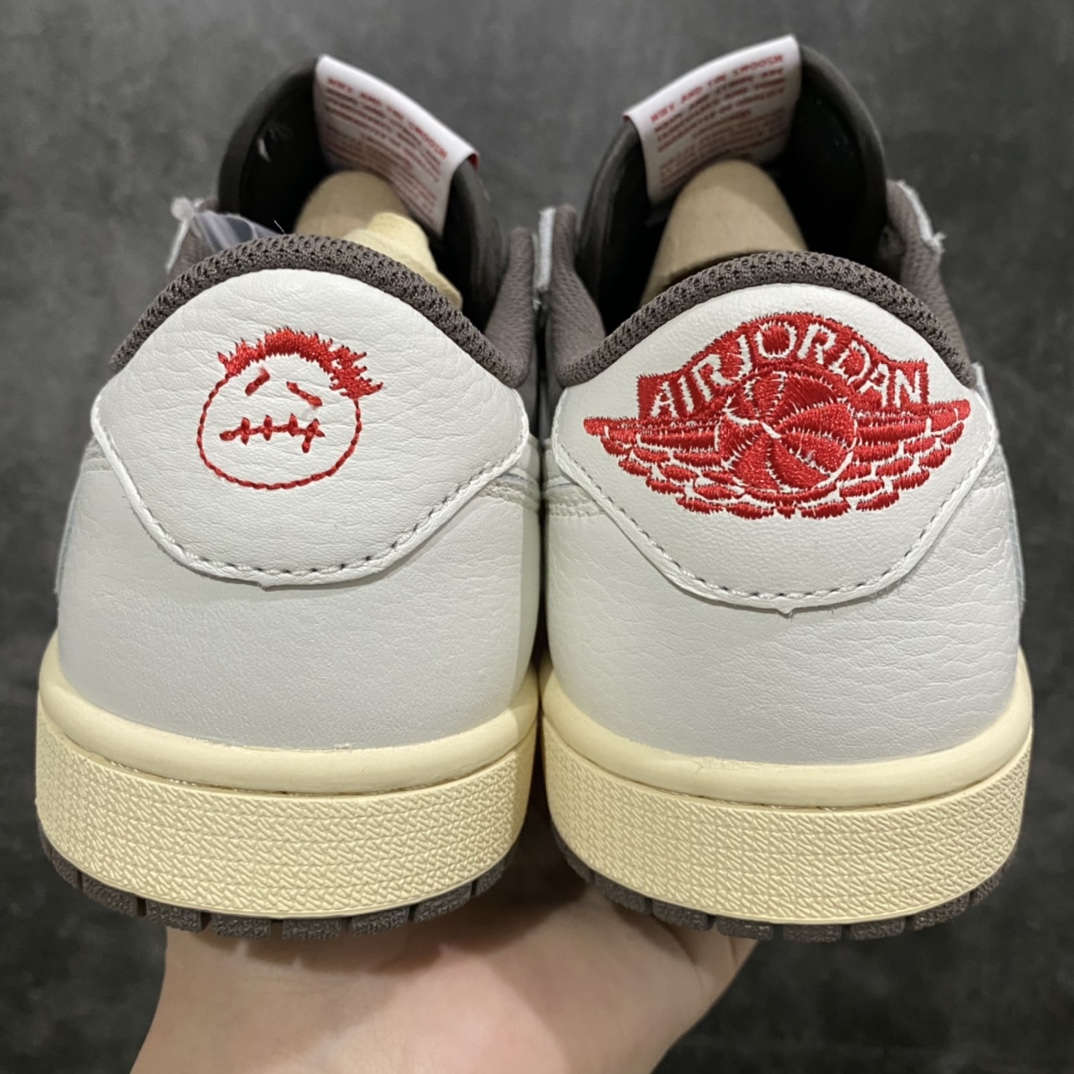 图片[4]-原厂皮批次Air Jordan 1 x Travis Scott AJ1白棕倒钩低帮3.0 货号：DM7866-140 全鞋使用原厂皮只做 皮料质感卡色与原鞋一致 清洁度还行 相对顶级裁边处轻微毛边不影响 后跟刺绣达标 鞋型到位 正确打蜡鞋带（相对顶级会粗一点点） 总体来说这款品质在中上等，优势是使用原厂皮制作的，材料上面不偷工减料，价格合理性价比很高！ 尺码：36-47.5-选品中心
