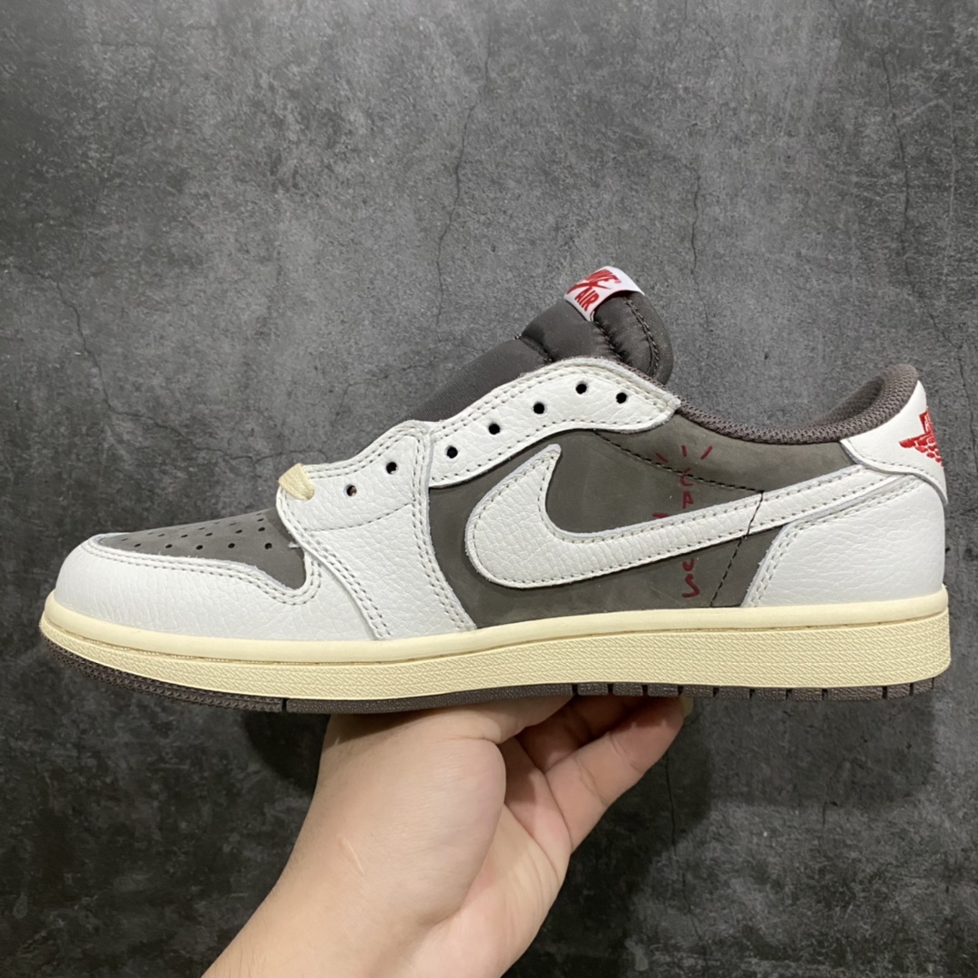 图片[2]-原厂皮批次Air Jordan 1 x Travis Scott AJ1白棕倒钩低帮3.0 货号：DM7866-140 全鞋使用原厂皮只做 皮料质感卡色与原鞋一致 清洁度还行 相对顶级裁边处轻微毛边不影响 后跟刺绣达标 鞋型到位 正确打蜡鞋带（相对顶级会粗一点点） 总体来说这款品质在中上等，优势是使用原厂皮制作的，材料上面不偷工减料，价格合理性价比很高！ 尺码：36-47.5-选品中心