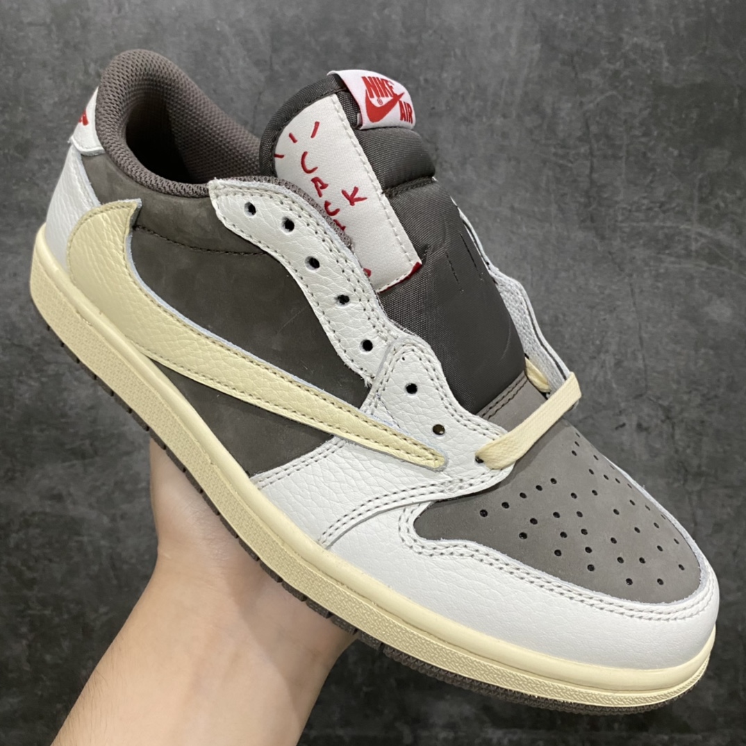 图片[3]-原厂皮批次Air Jordan 1 x Travis Scott AJ1白棕倒钩低帮3.0 货号：DM7866-140 全鞋使用原厂皮只做 皮料质感卡色与原鞋一致 清洁度还行 相对顶级裁边处轻微毛边不影响 后跟刺绣达标 鞋型到位 正确打蜡鞋带（相对顶级会粗一点点） 总体来说这款品质在中上等，优势是使用原厂皮制作的，材料上面不偷工减料，价格合理性价比很高！ 尺码：36-47.5-选品中心