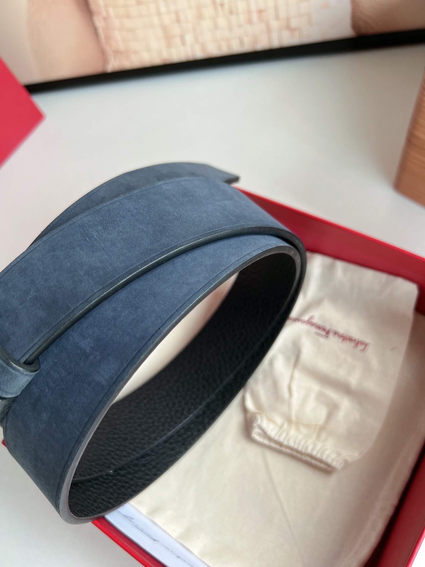 Salvatore  Ferragamo菲拉格慕男士3.5cm专柜旋转金属夹扣，进口头层牛皮甩纹绒面内衬腰带