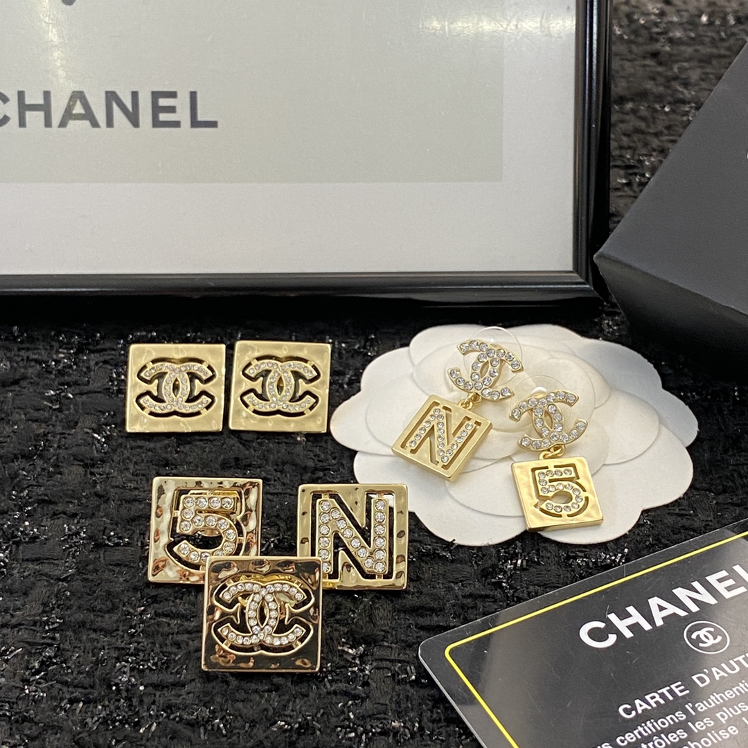  编码E1806   
🛍耳钉热销款火爆上新❣
🛍同步专柜‼️独家高端品质实拍图‼️代购级别‼️做工精致