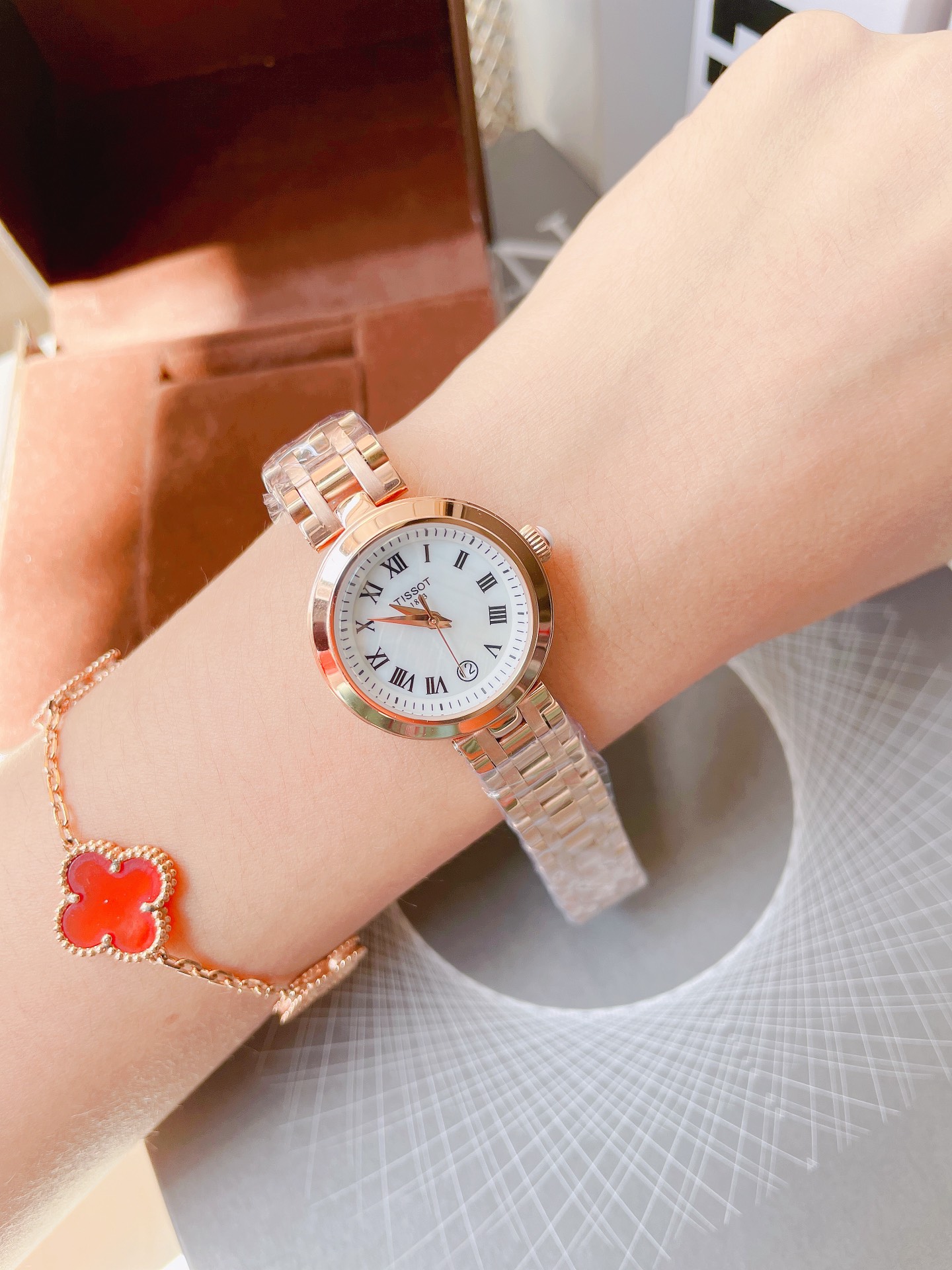 K5    Tissot 天梭 Tissot 出得嘉丽小美人系列，整体非常简洁，蓝宝石镜面26mm的表盘很精致小巧，厚度刚刚好没有浪琴心月那么厚，不愧是小美人～戴起来也是非常好看的～值得入手手表之一。