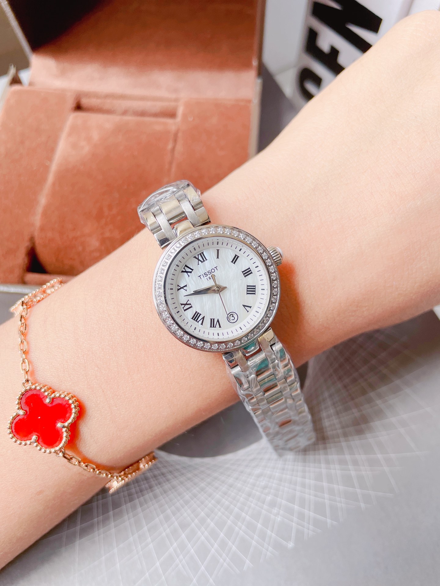 K5    Tissot 天梭 Tissot 出得嘉丽小美人系列，整体非常简洁，蓝宝石镜面26mm的表盘很精致小巧，厚度刚刚好没有浪琴心月那么厚，不愧是小美人～戴起来也是非常好看的～值得入手手表之一。”},”shop_minicode”:”https://xcimg.szwego.com/minicode_A205053099382_20505.png_