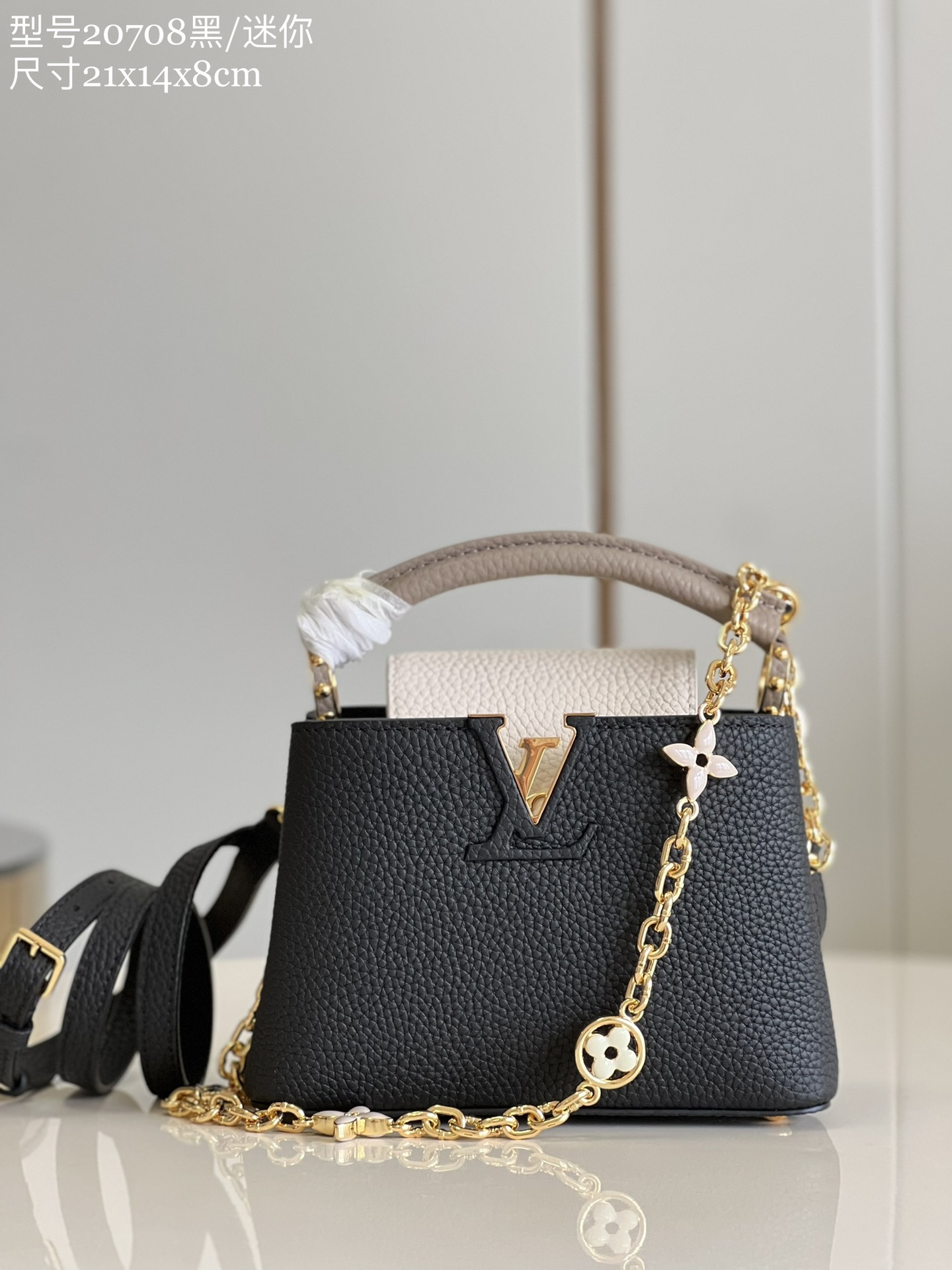 NO:399267,【Exclusive real photo M20708 black/mini】Capucines mini handbag bathing in the new season baptism Metal Monogram Flowers are hand polished and glazed to create color, connected in exquisite chains. Use removable and adjustable slender shoulder straps to explore more ways to carry. Size 21 x 14 x 8 cm cm (length x height x width) J.1200,LV [original leather],louis vuitton19860909【独家实拍 M20708黑/迷你】Capucines 迷你手袋沐浴新季洗礼 金属 Monogram 花卉通过手工抛光和上釉显色,以精致链条串连.巧用可拆卸并调节的纤细肩带,探索更多背携方式.尺寸21 x 14 x 8 厘米 厘米(长度 x 高 x 宽) J.1200,LV【原厂皮】,louis vuitton,Bag